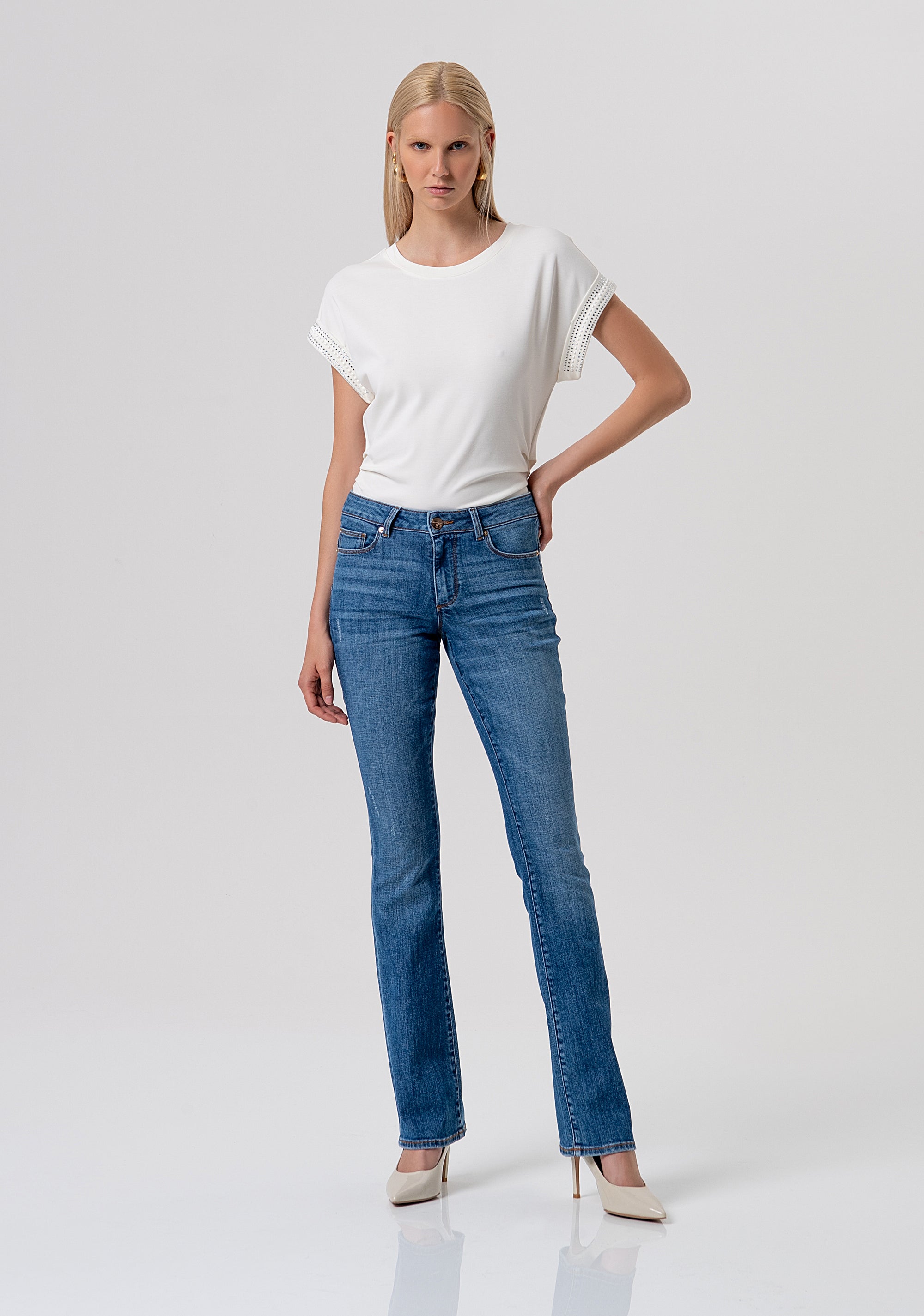 Jeans bootcut effetto push up in denim con lavaggio medio FR26SV8020D450P2-A99 Fracomina