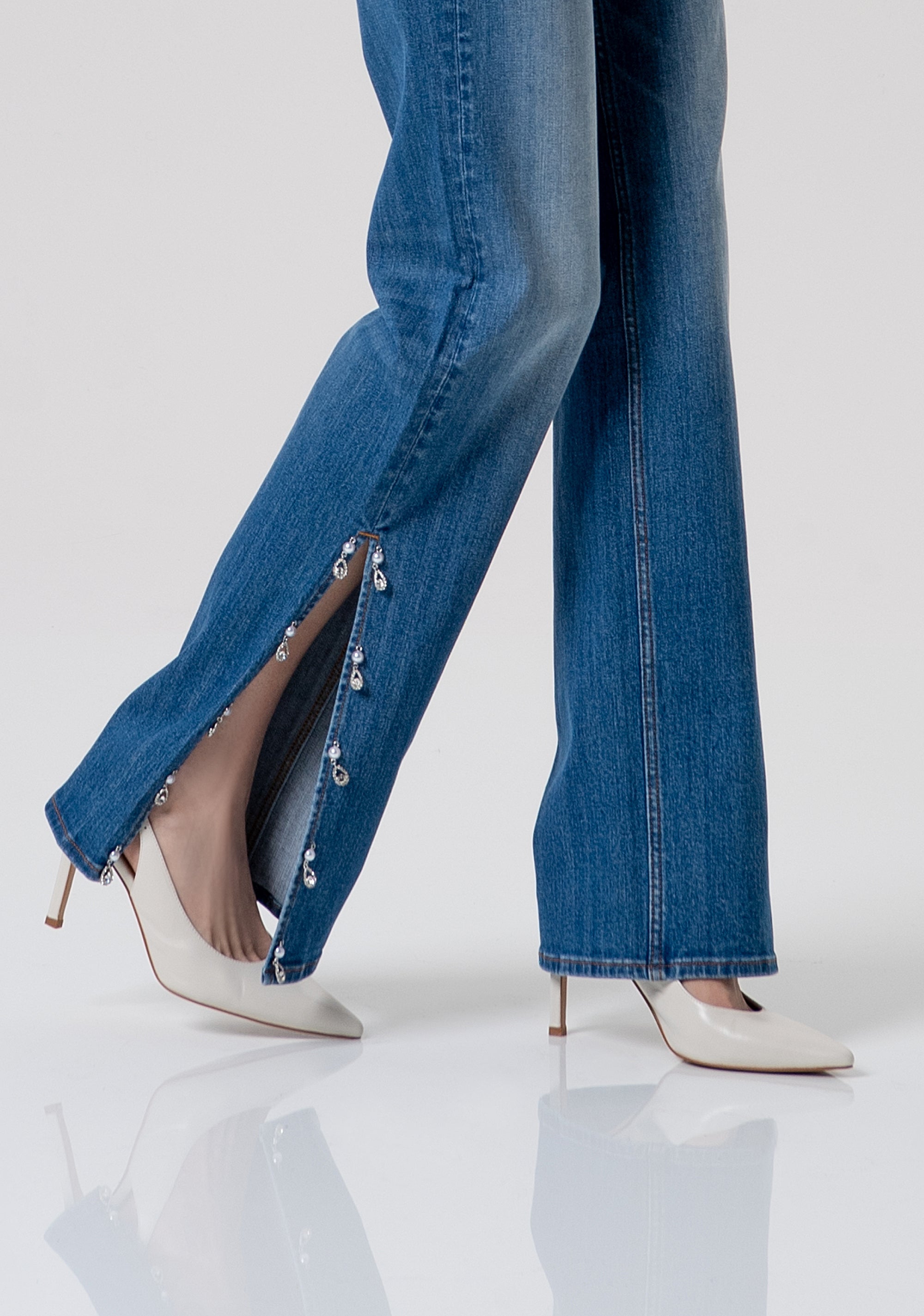 Jeans bootcut effetto push up in denim con lavaggio medio FR26SV8050D40102-A99 Fracomina