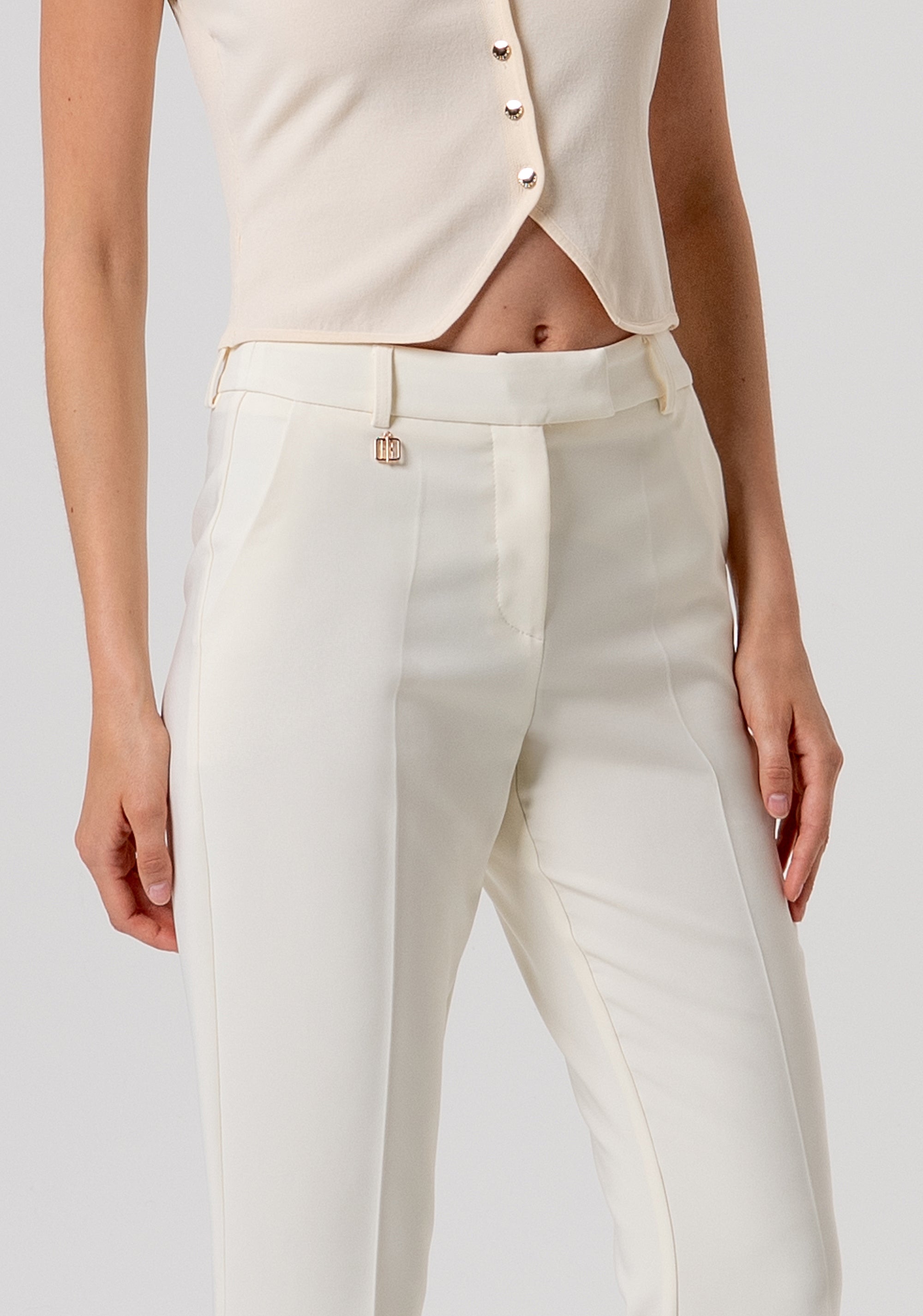 Pantaloni Sartoriali Flare con Dettaglio Logo Metallico