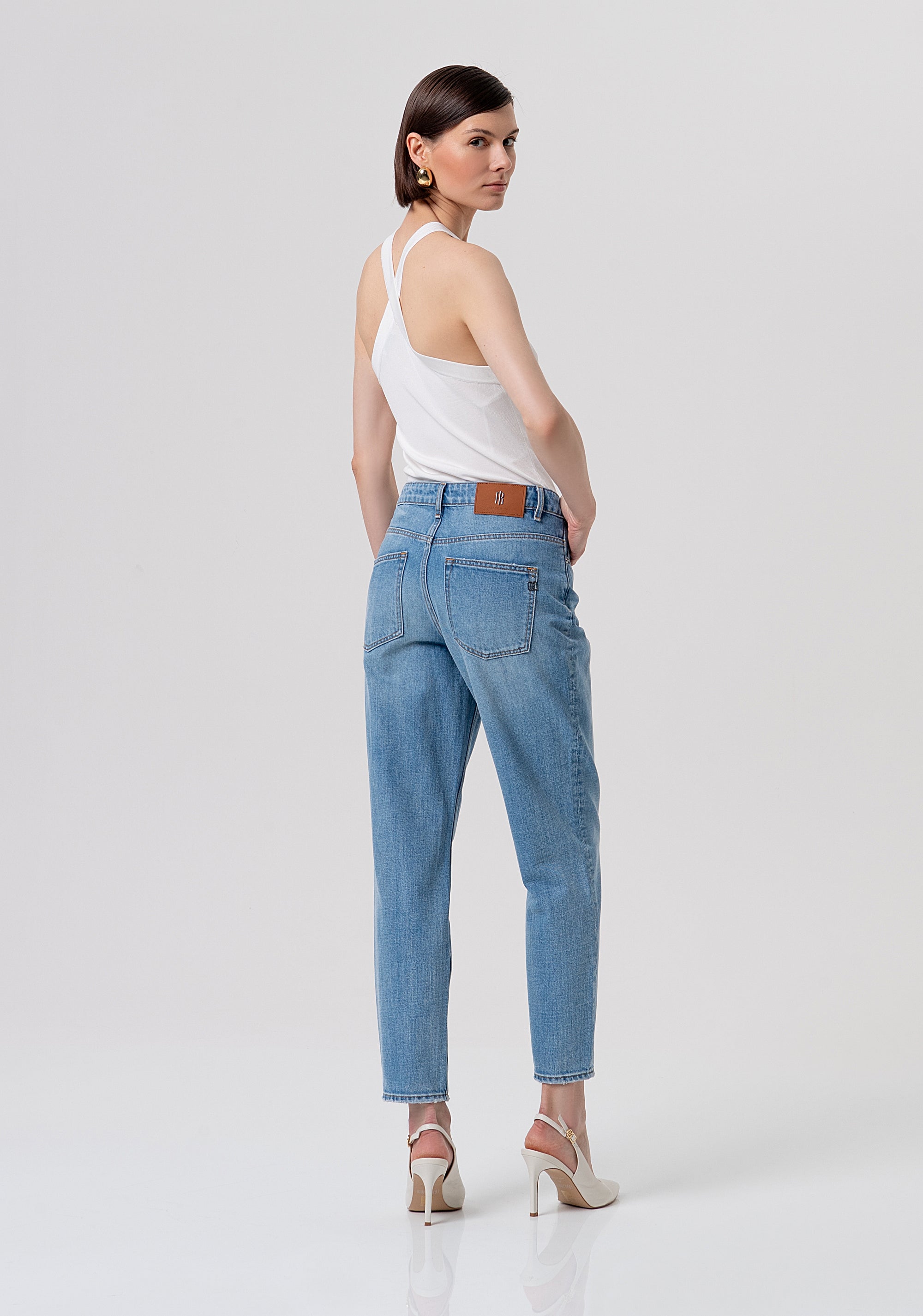 Jeans carrot mom fit in denim con lavaggio medio FR26SVD005D419O1-437 Fracomina