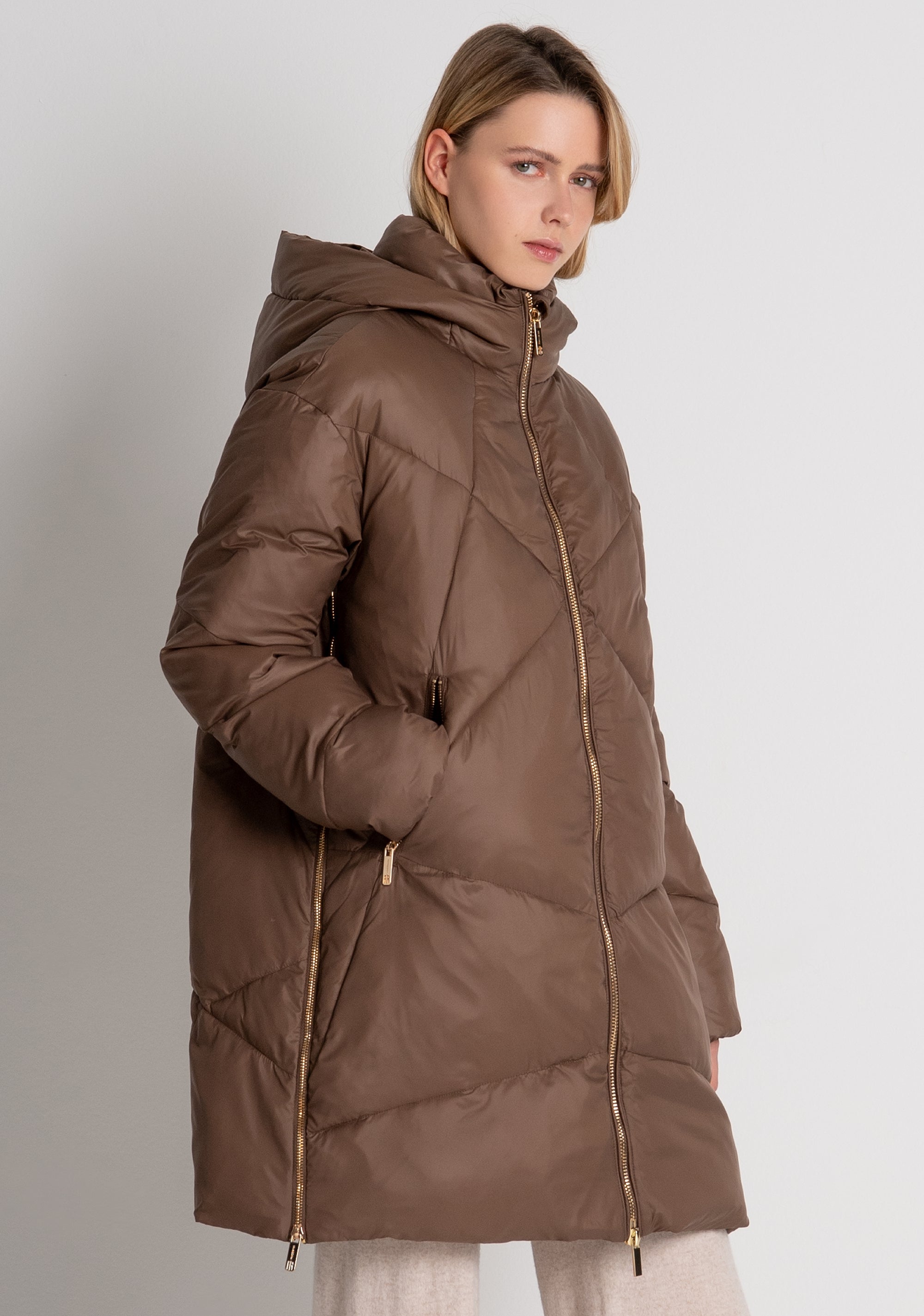Piumino regular con cappuccio FR26WC3017O46401 FRACOMINA