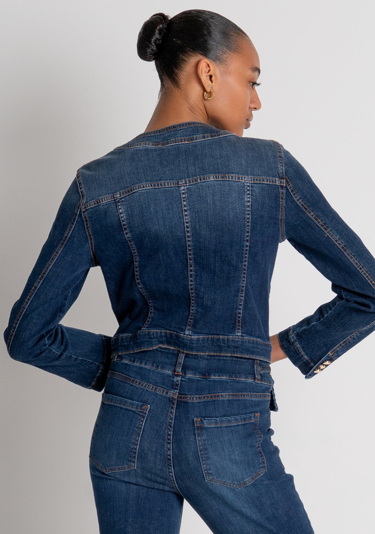 Giacca slim cropped in denim con lavaggio medio FR26WJ4012D47602 FRACOMINA