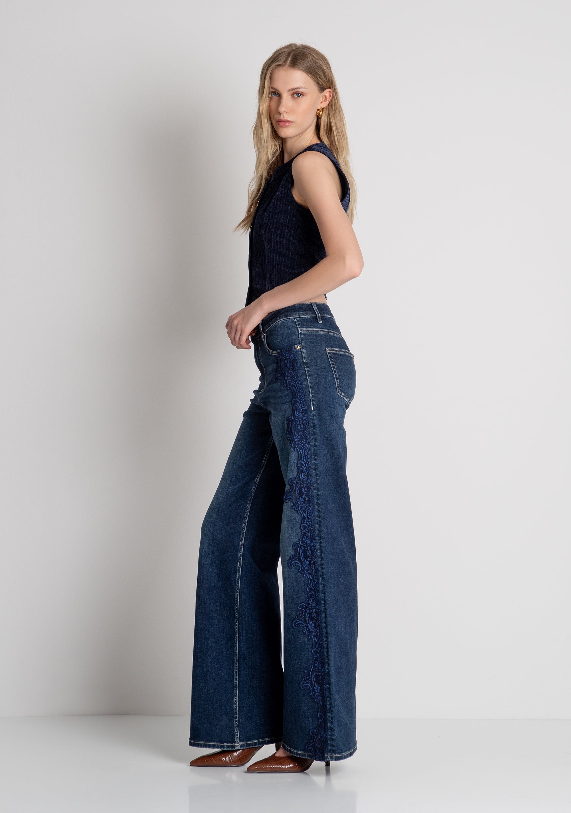 Jeans flare in denim con lavaggio medio FR26WV3015D460G1 FRACOMINA