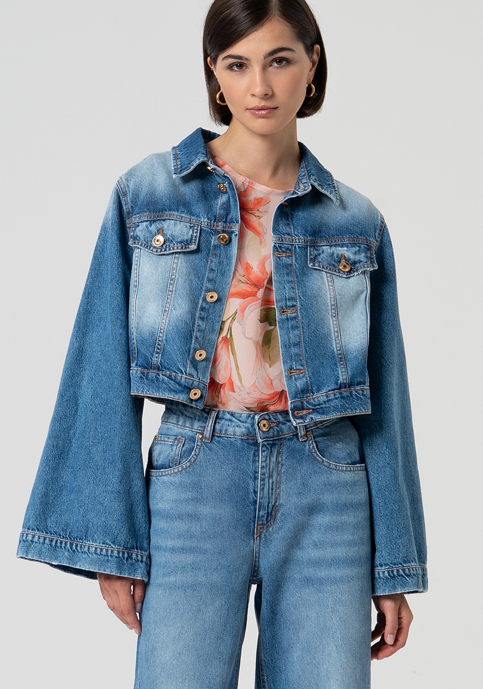 Miss Selfridge - Giacca di jeans lavaggio blu con cappuccio Miss Selfridge - Giacca di jeans lavaggio blu con cappuccio