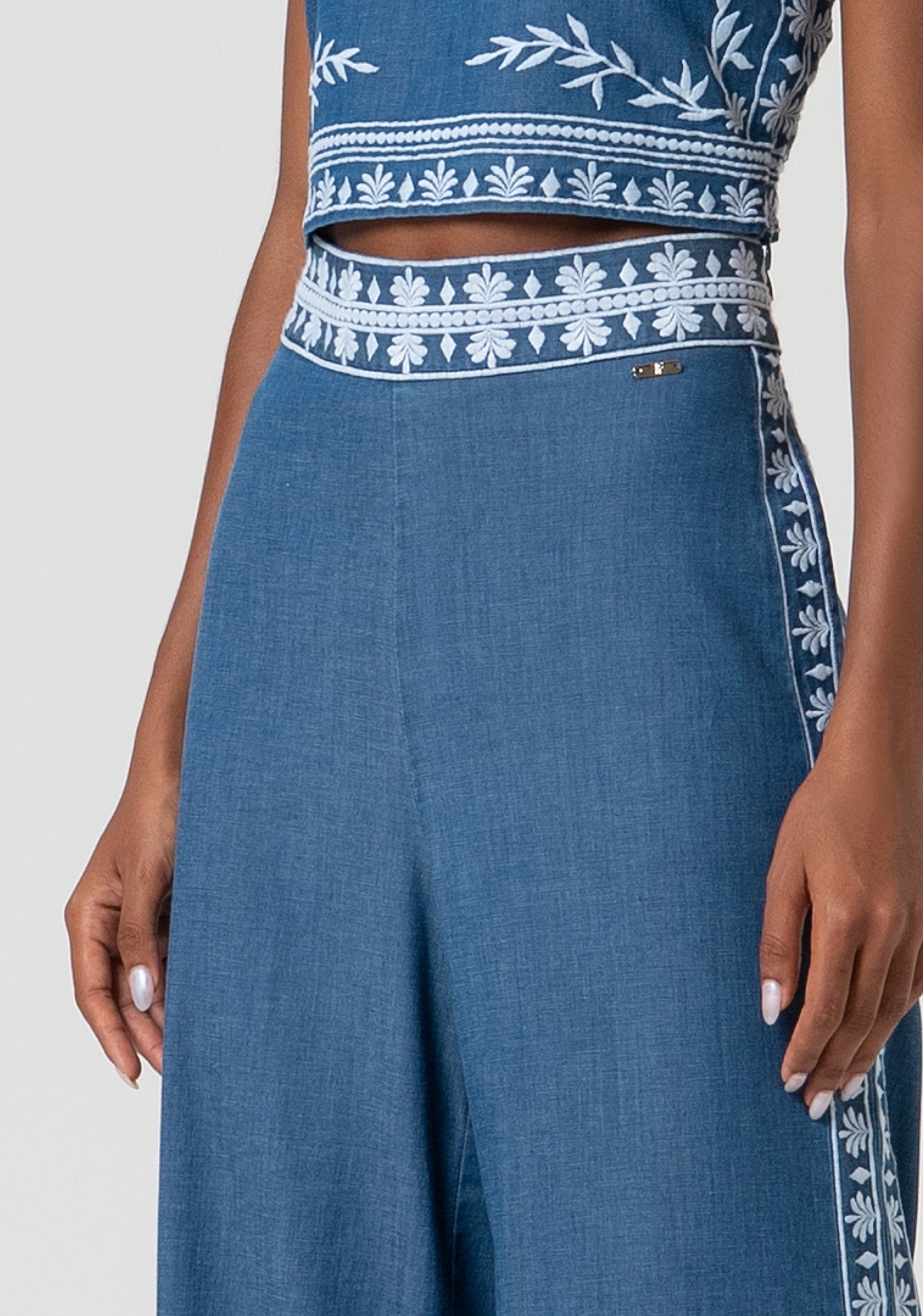 Pantalone a palazzo con ricami decorativi