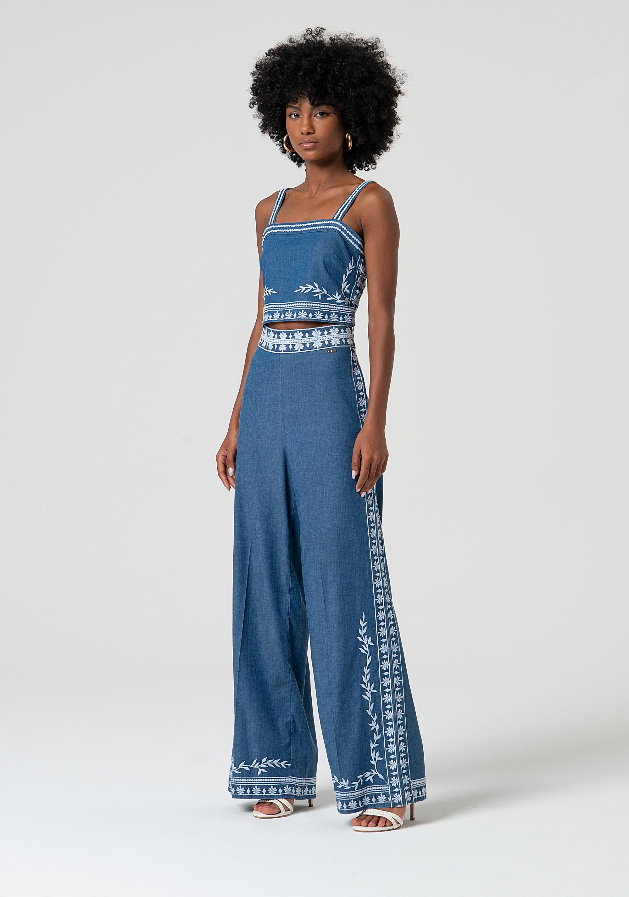 Pantalone a palazzo con ricami decorativi