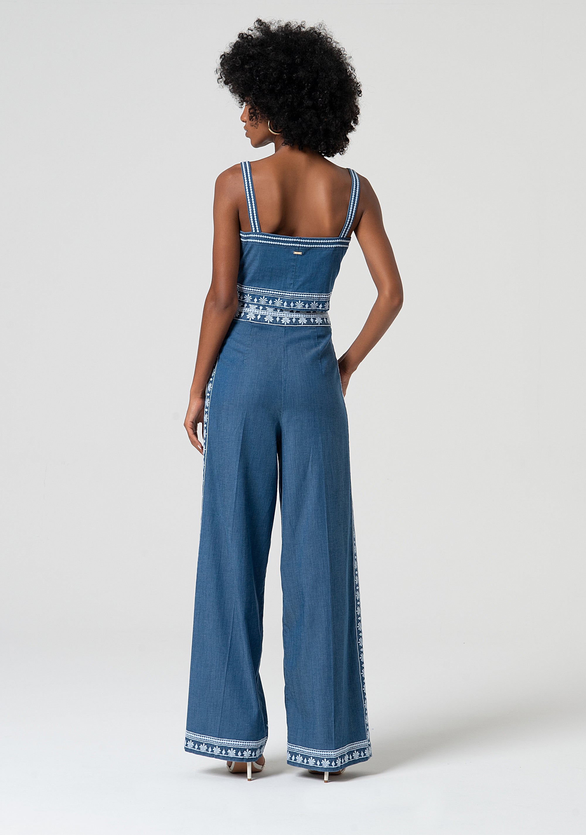 Pantalone a palazzo con ricami decorativi