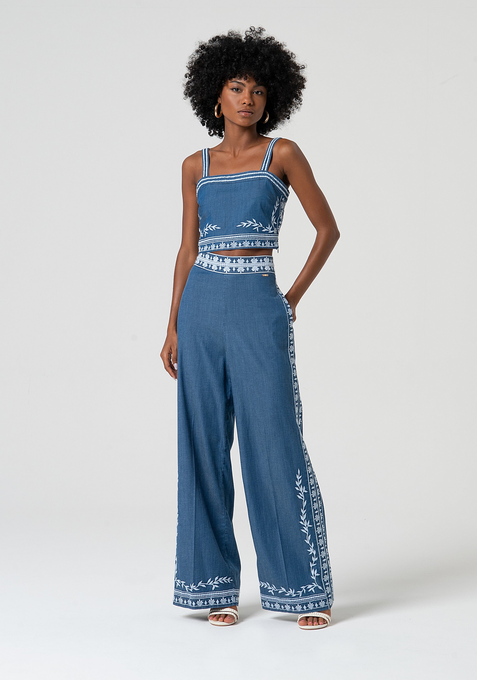 Pantalone a palazzo con ricami decorativi