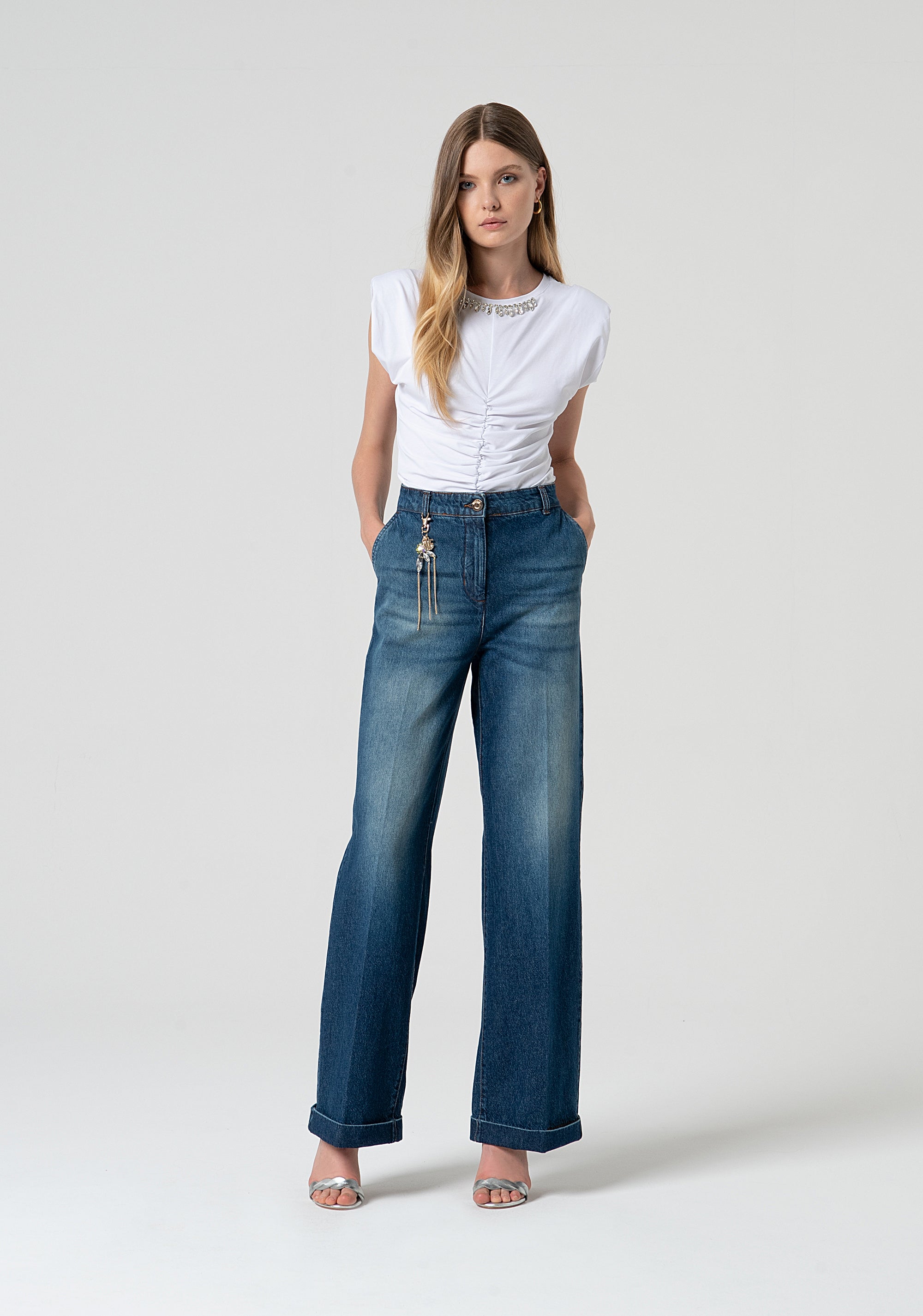 Jeans a palazzo in denim con lavaggio medio FS25SV3018D40093 FRACOMINA