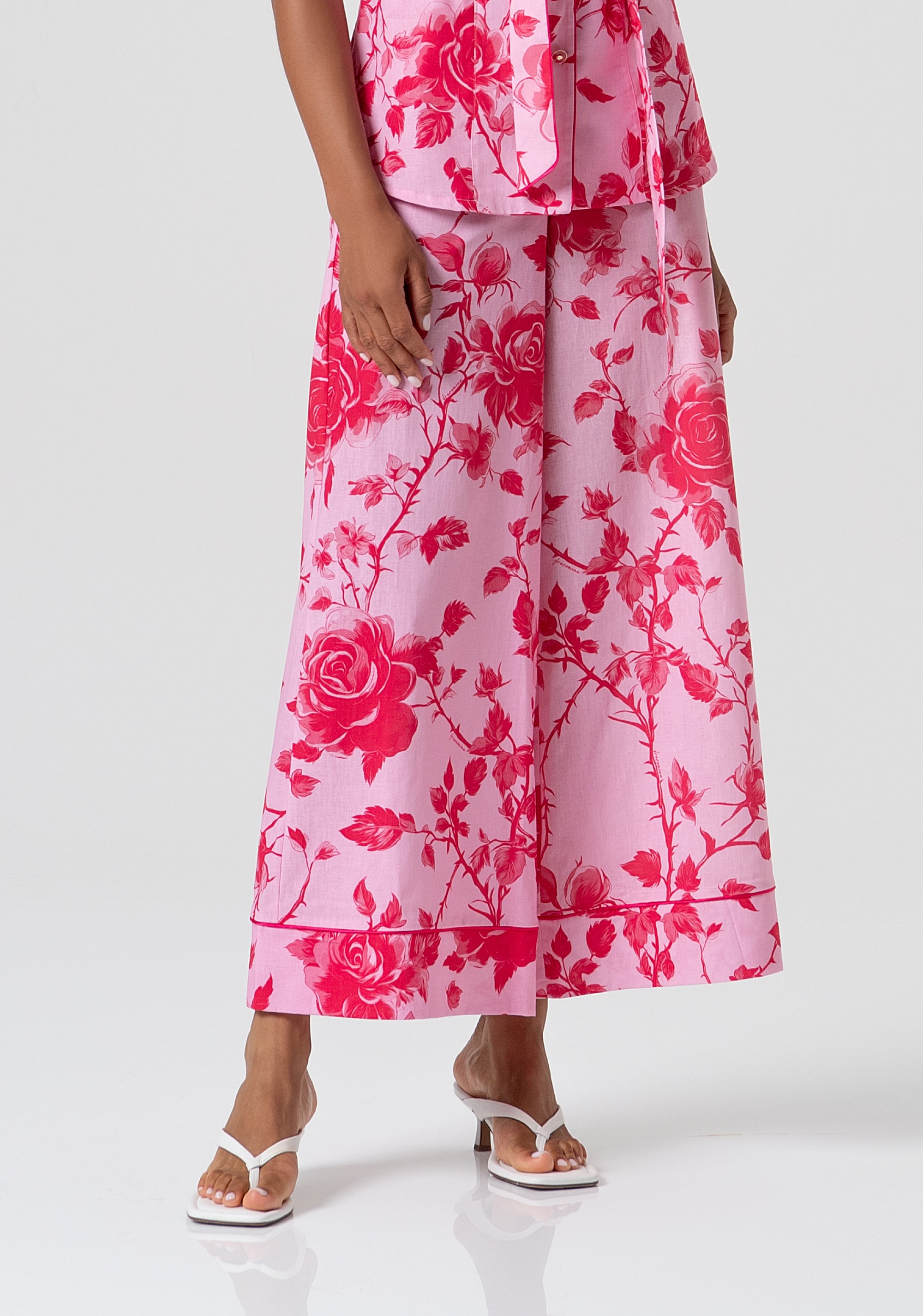 Pantaloni Wide-Leg in Stampa Rose con Profili a Contrasto