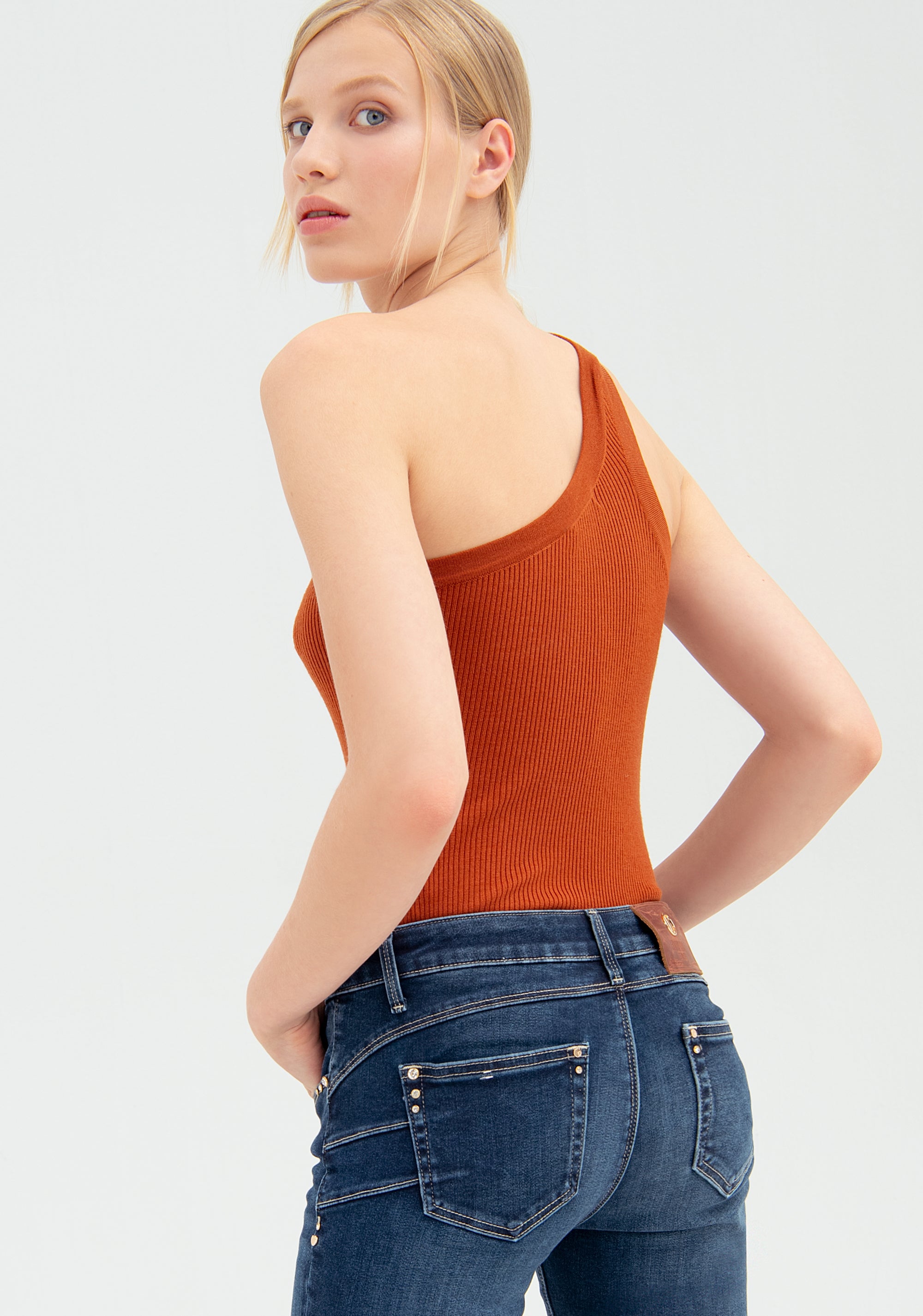Body aderente monospalla in maglia a coste