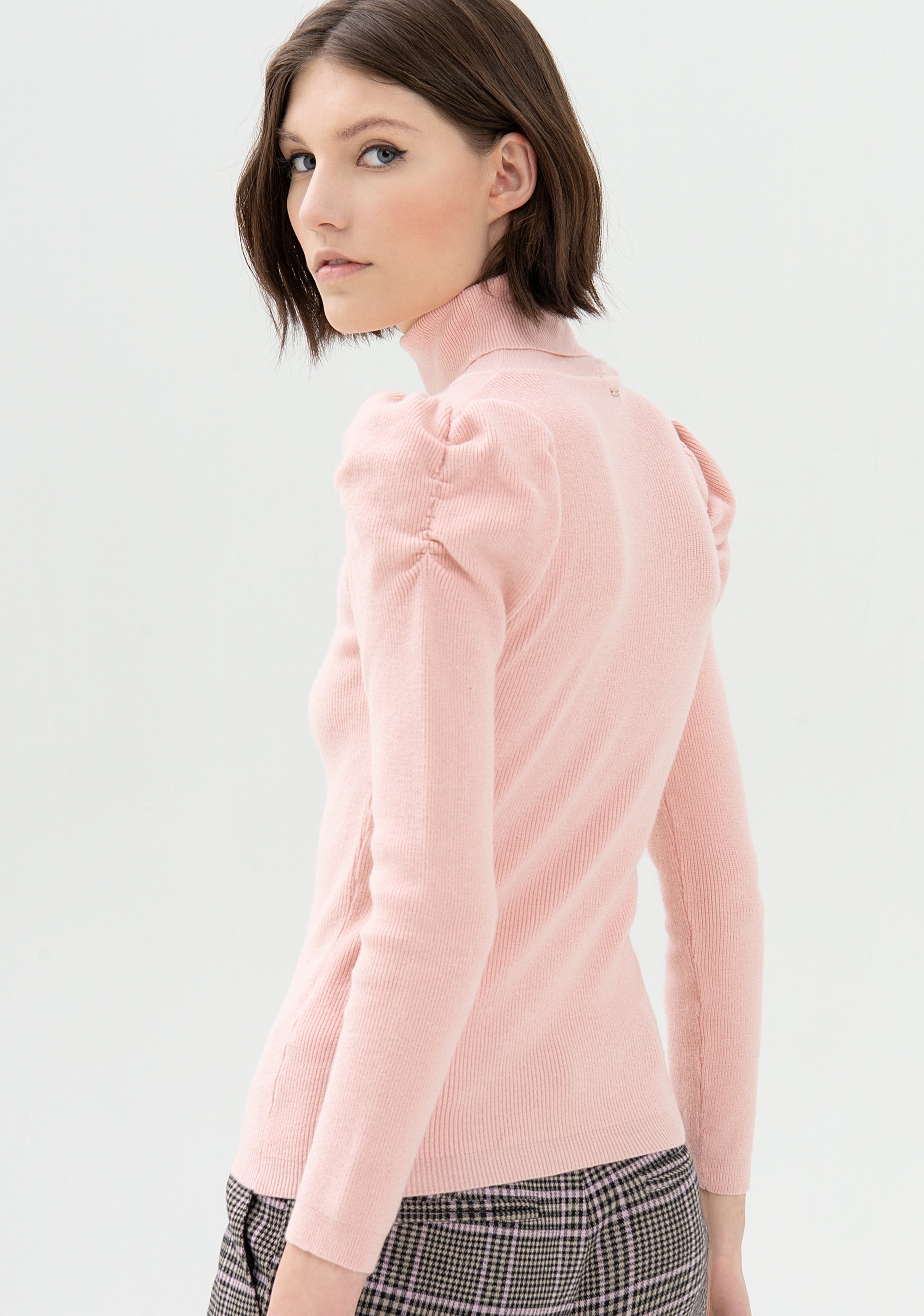 Maglia slim a costine a collo alto