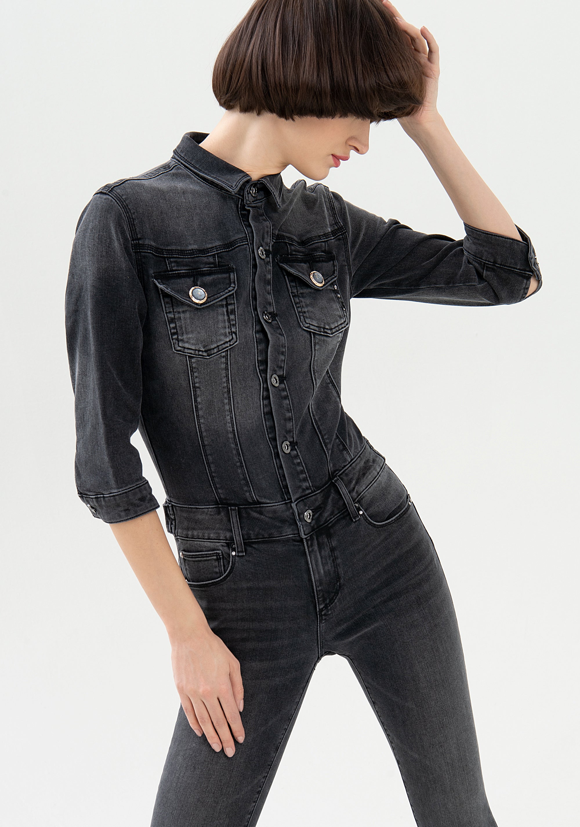 Tuta aderente lunga in denim nero con lavaggio scuro