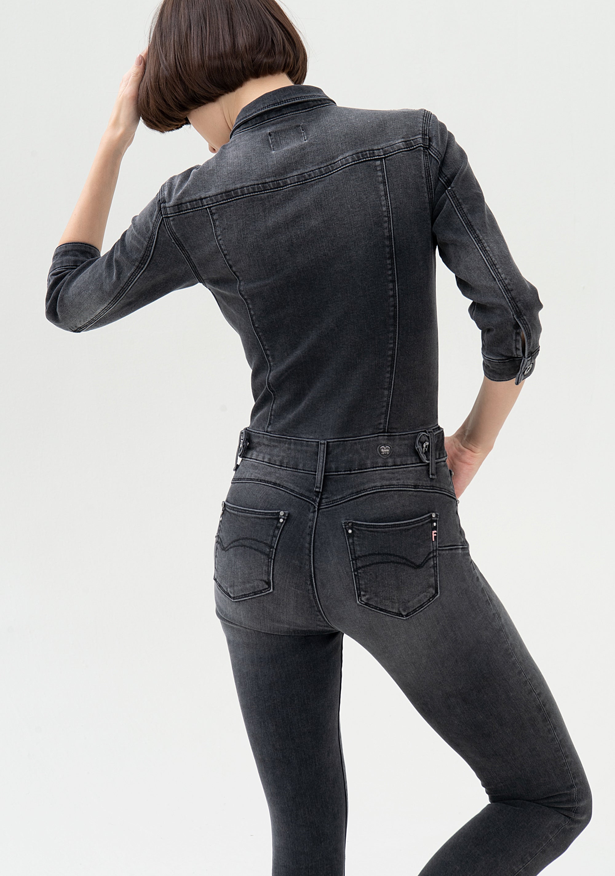 Tuta aderente lunga in denim nero con lavaggio scuro