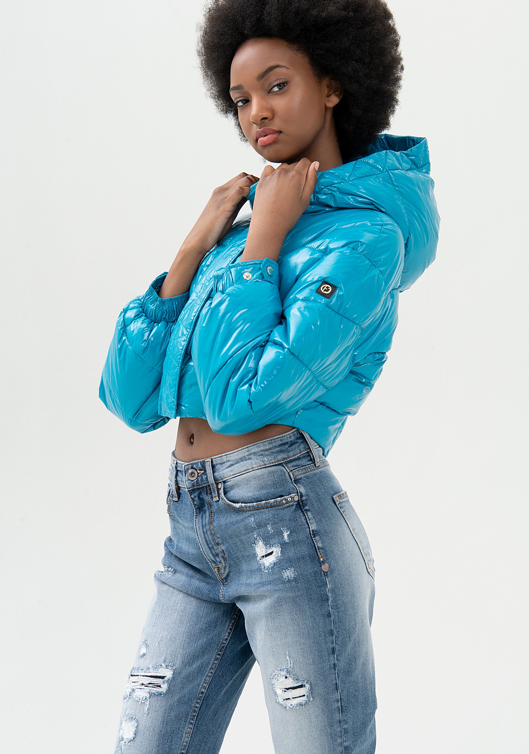 Jeans loose fit cropped in denim con lavaggio destroyed
