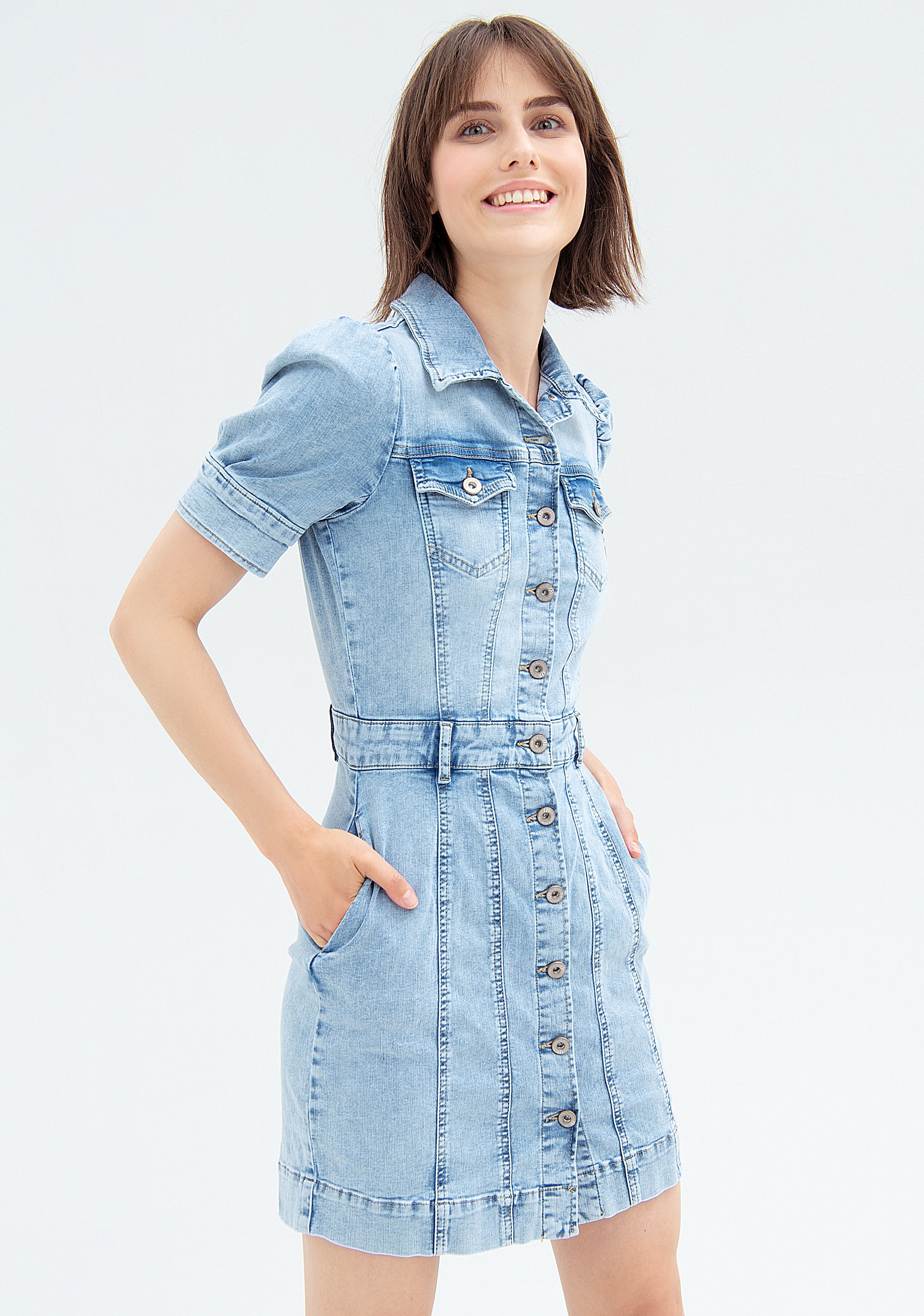 Abito chemisier aderente in denim con lavaggio bleached