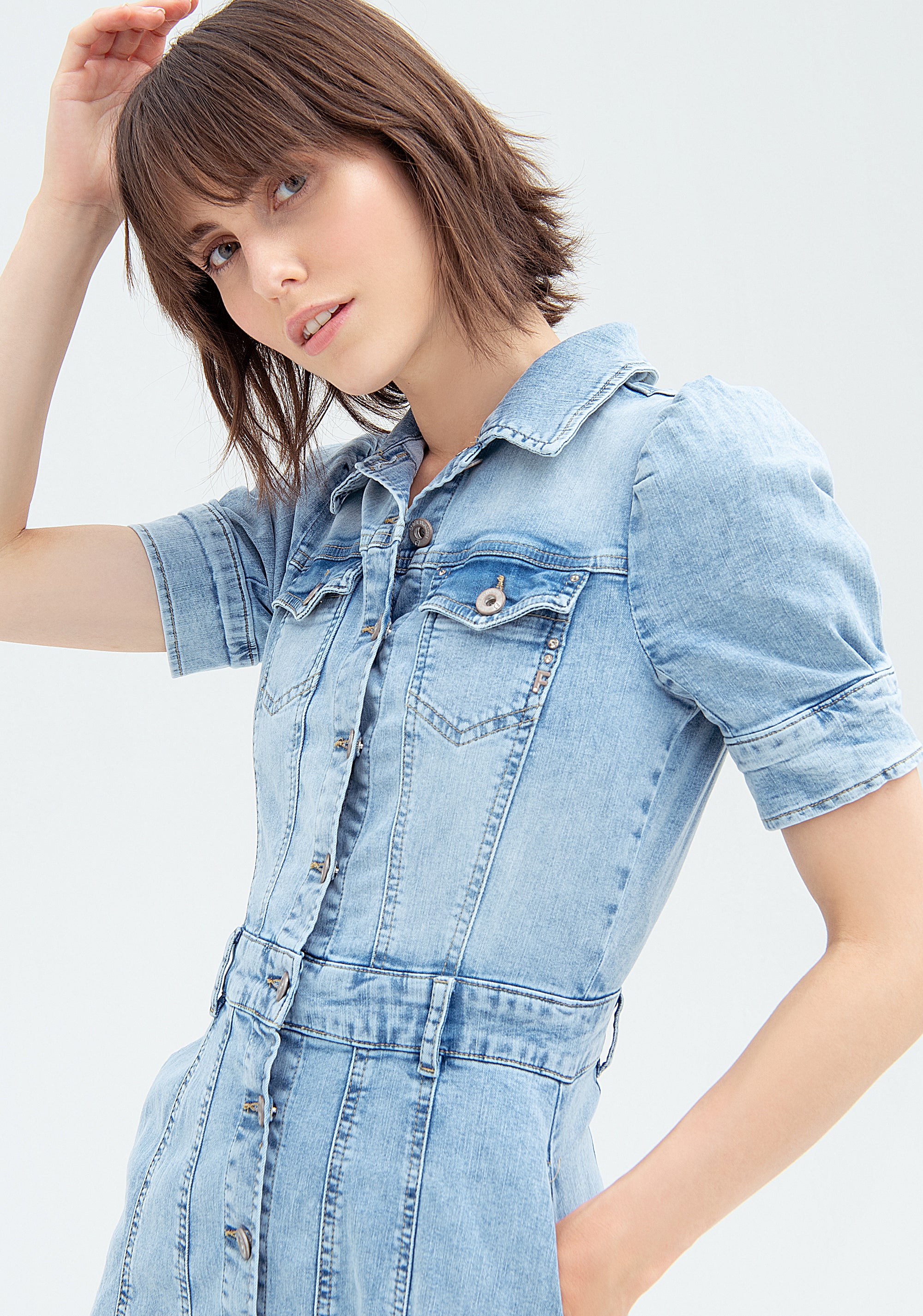 Abito chemisier aderente in denim con lavaggio bleached