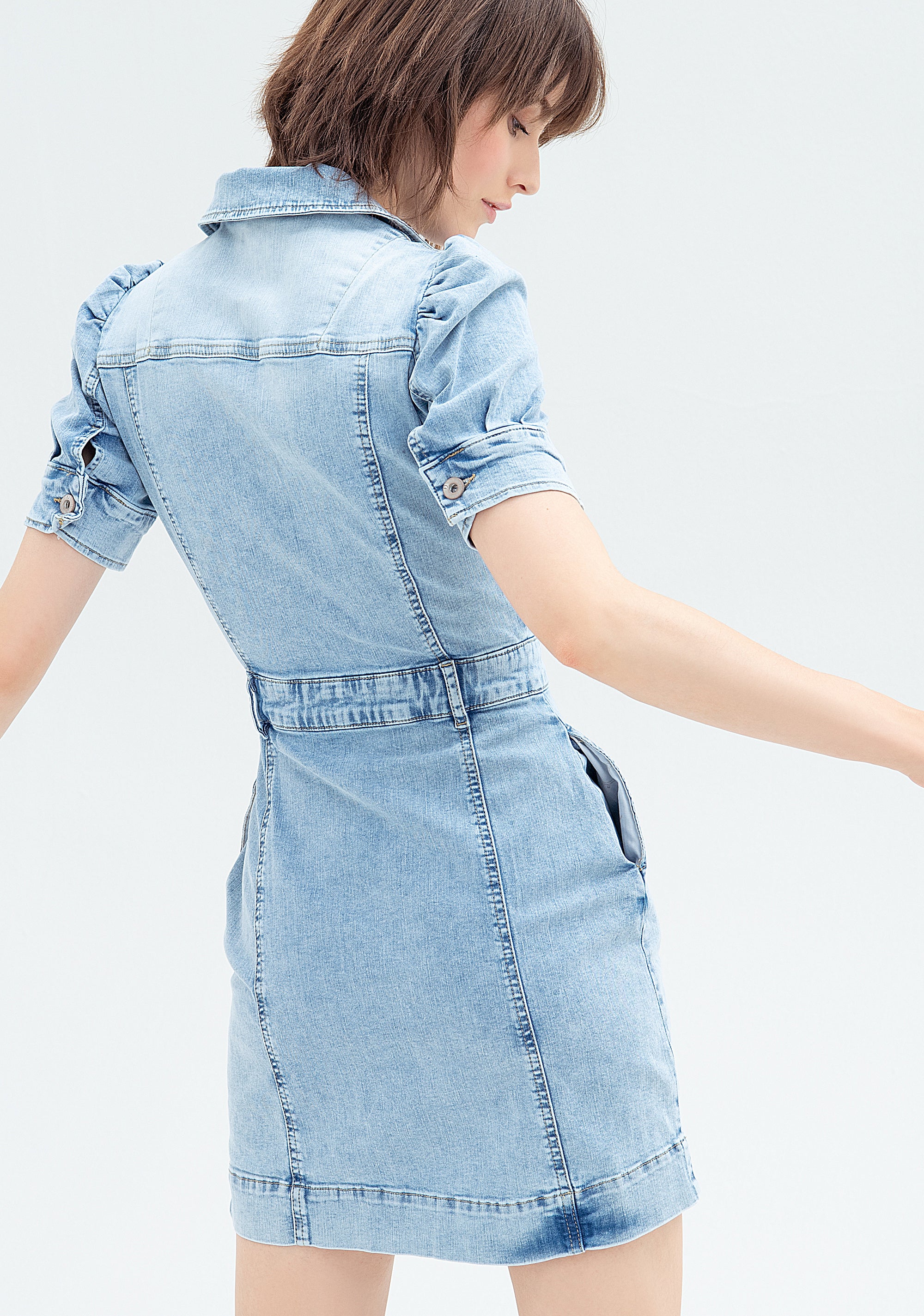 Abito chemisier aderente in denim con lavaggio bleached