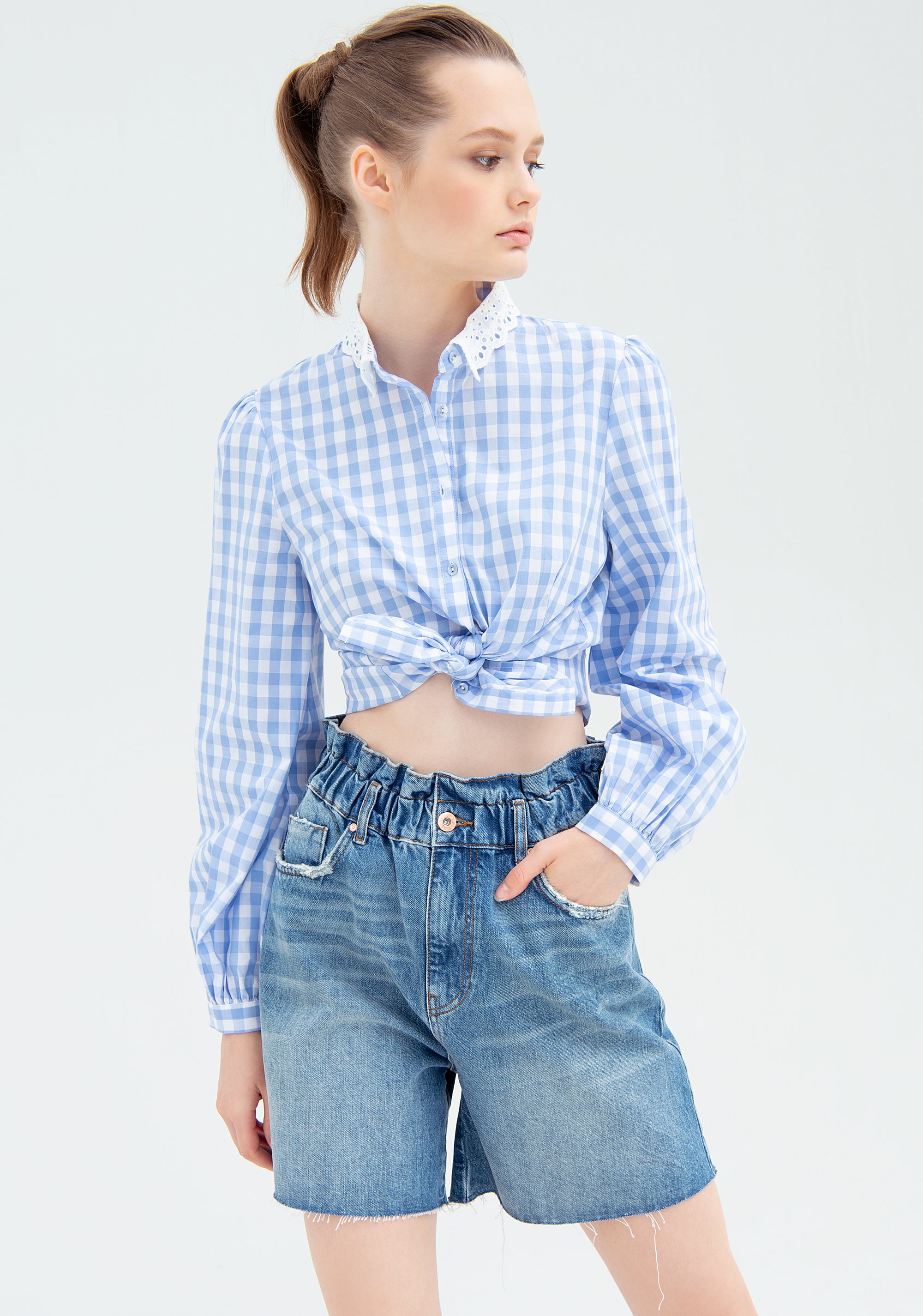 Bermuda ampio in denim con lavaggio medio