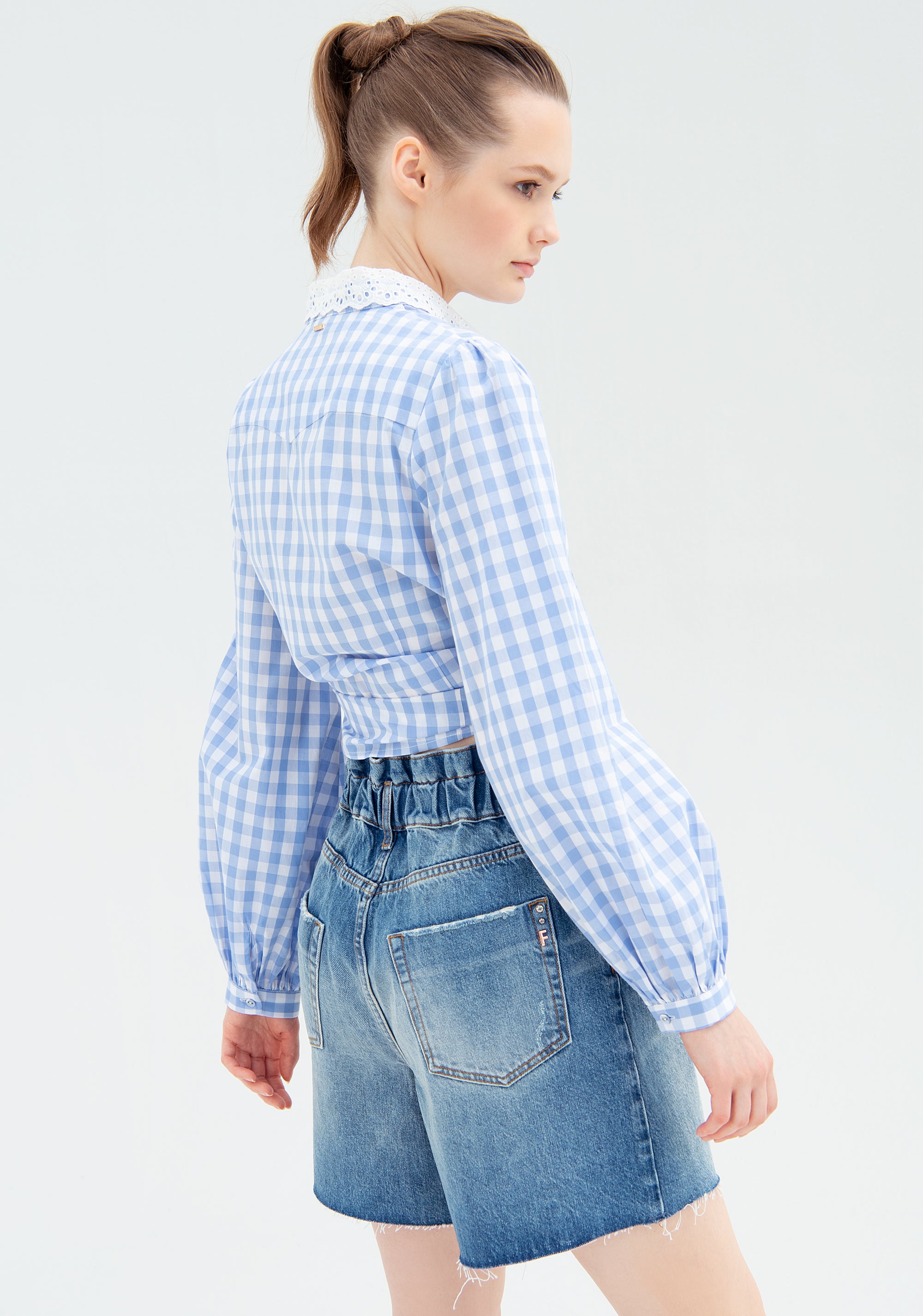 Bermuda ampio in denim con lavaggio medio