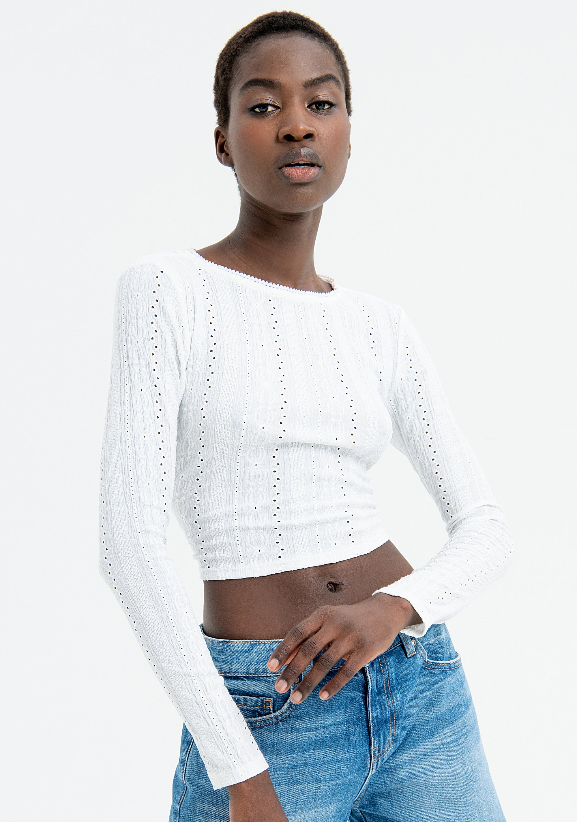 Top slim cropped con ricami