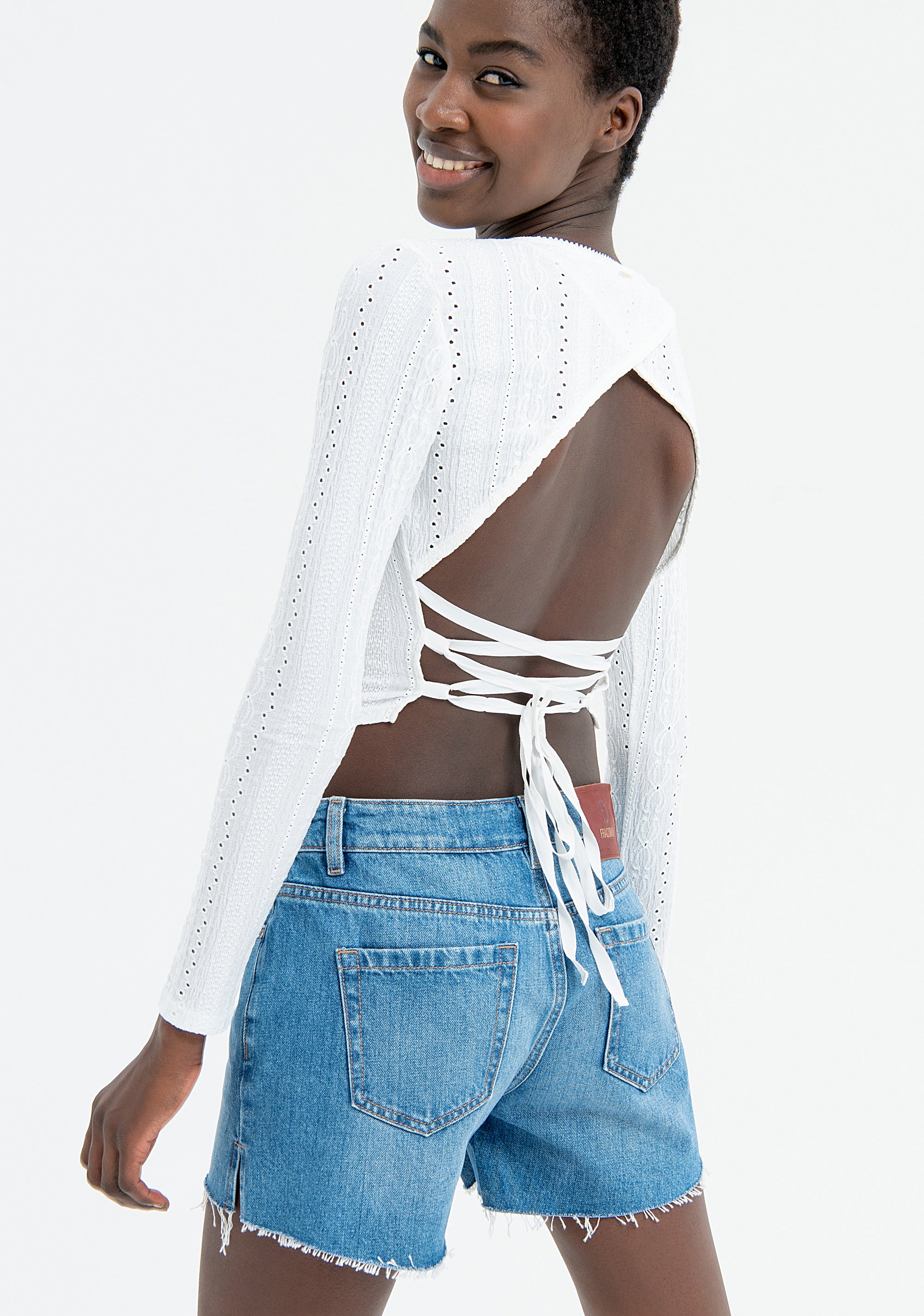 Top slim cropped con ricami
