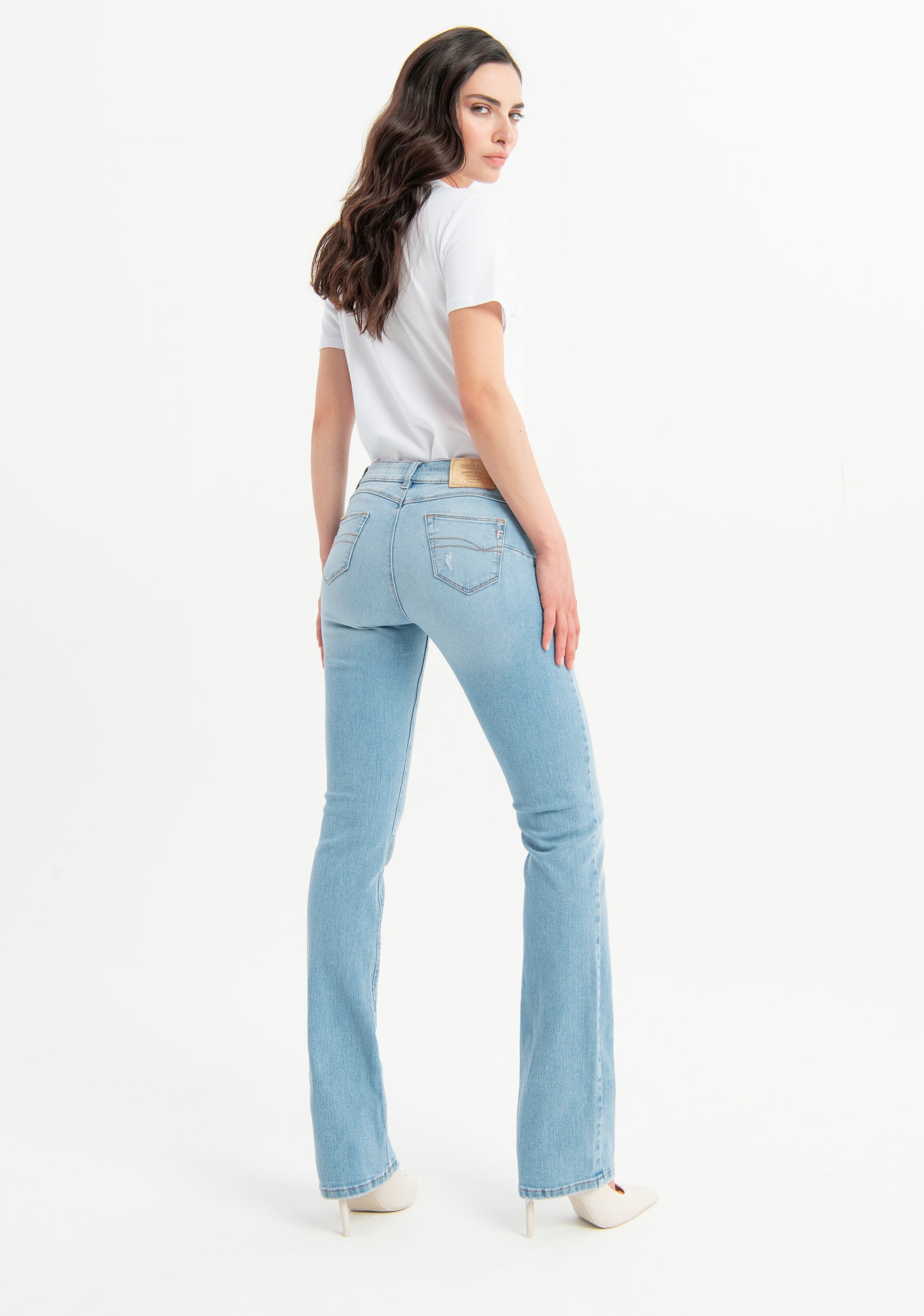 Jeans bootcut effetto push up in denim con lavaggio bleached