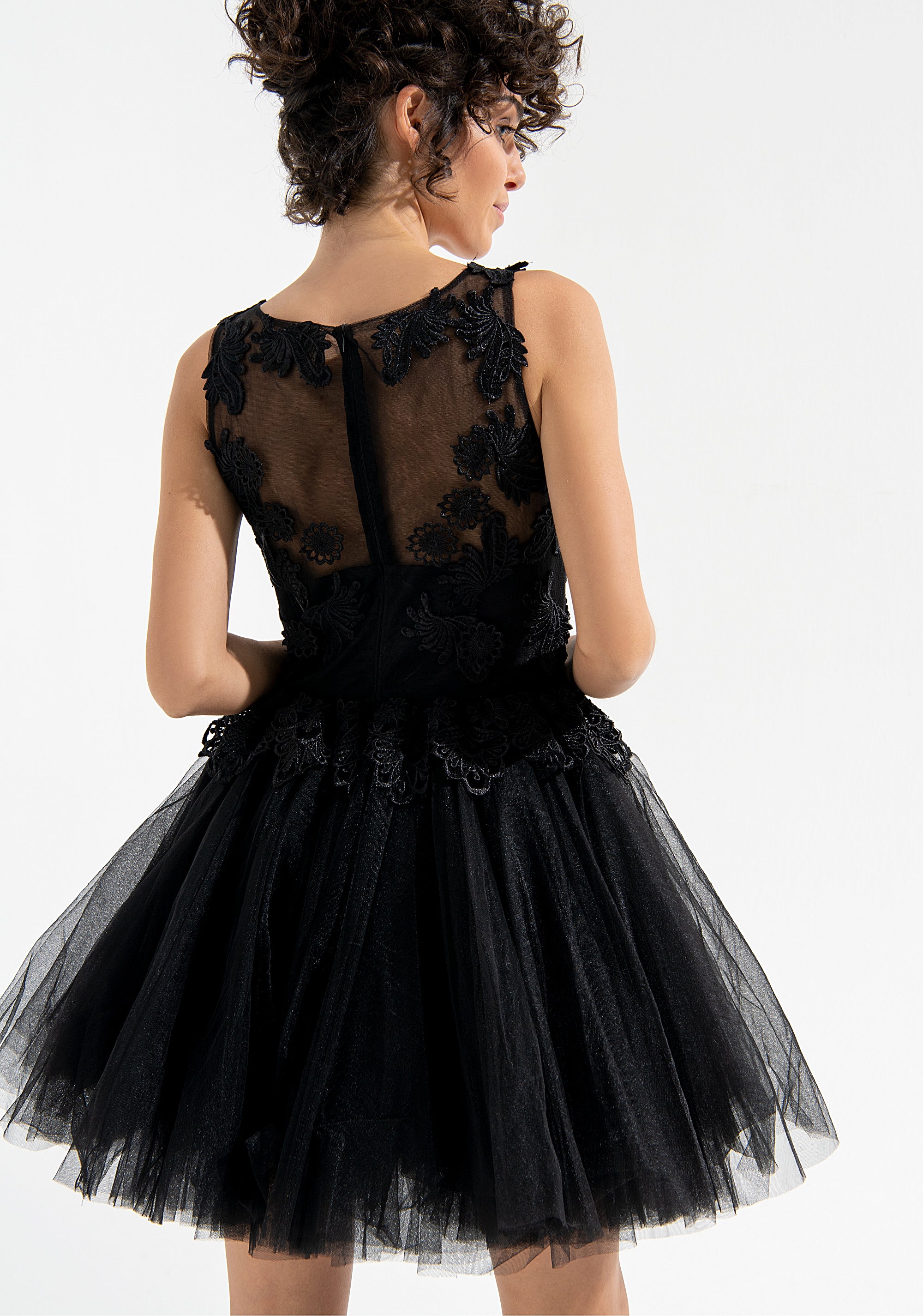 Abito con scollo a barca e gonna in tulle