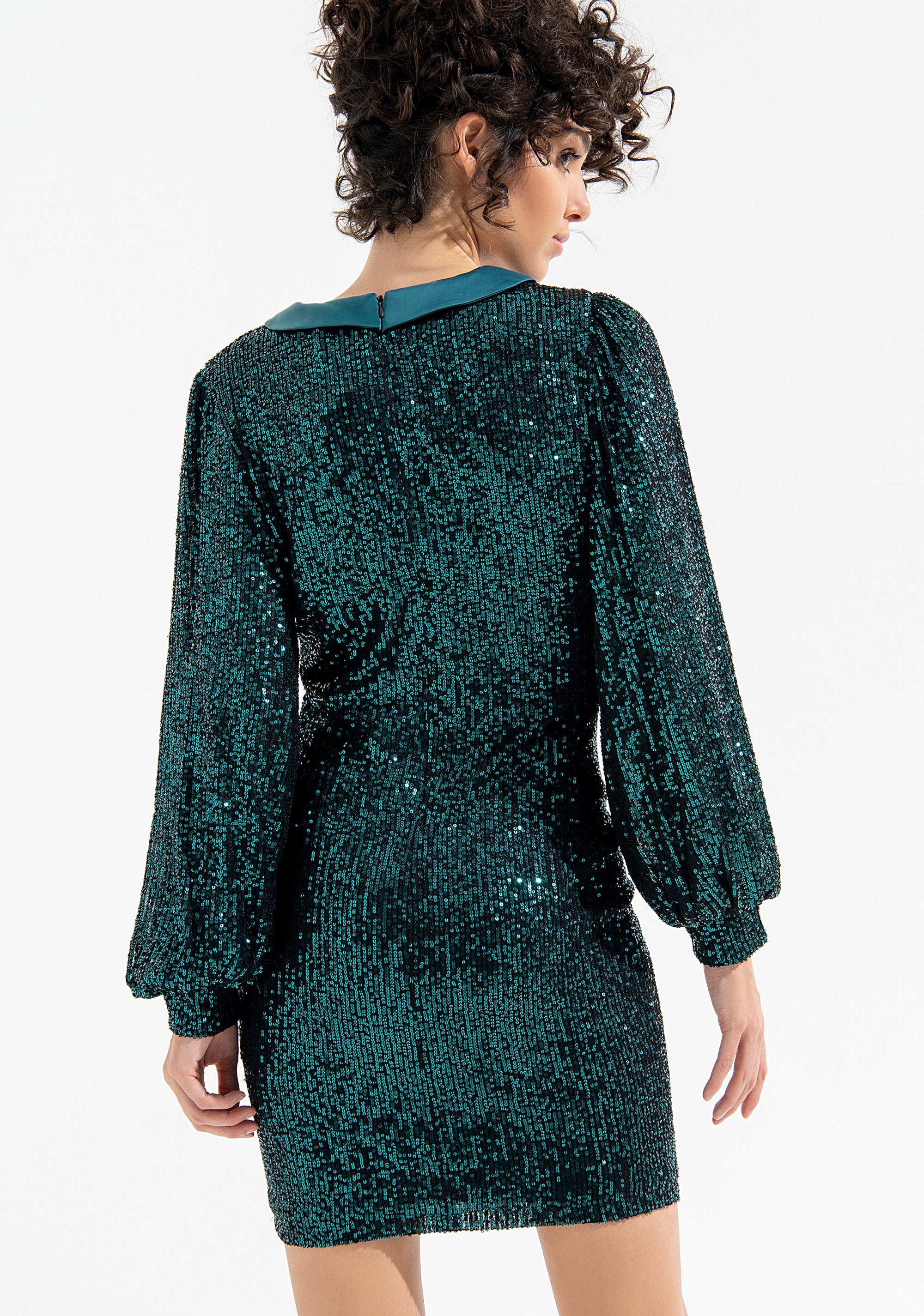 Abito con maniche a sbuffo e paillettes.