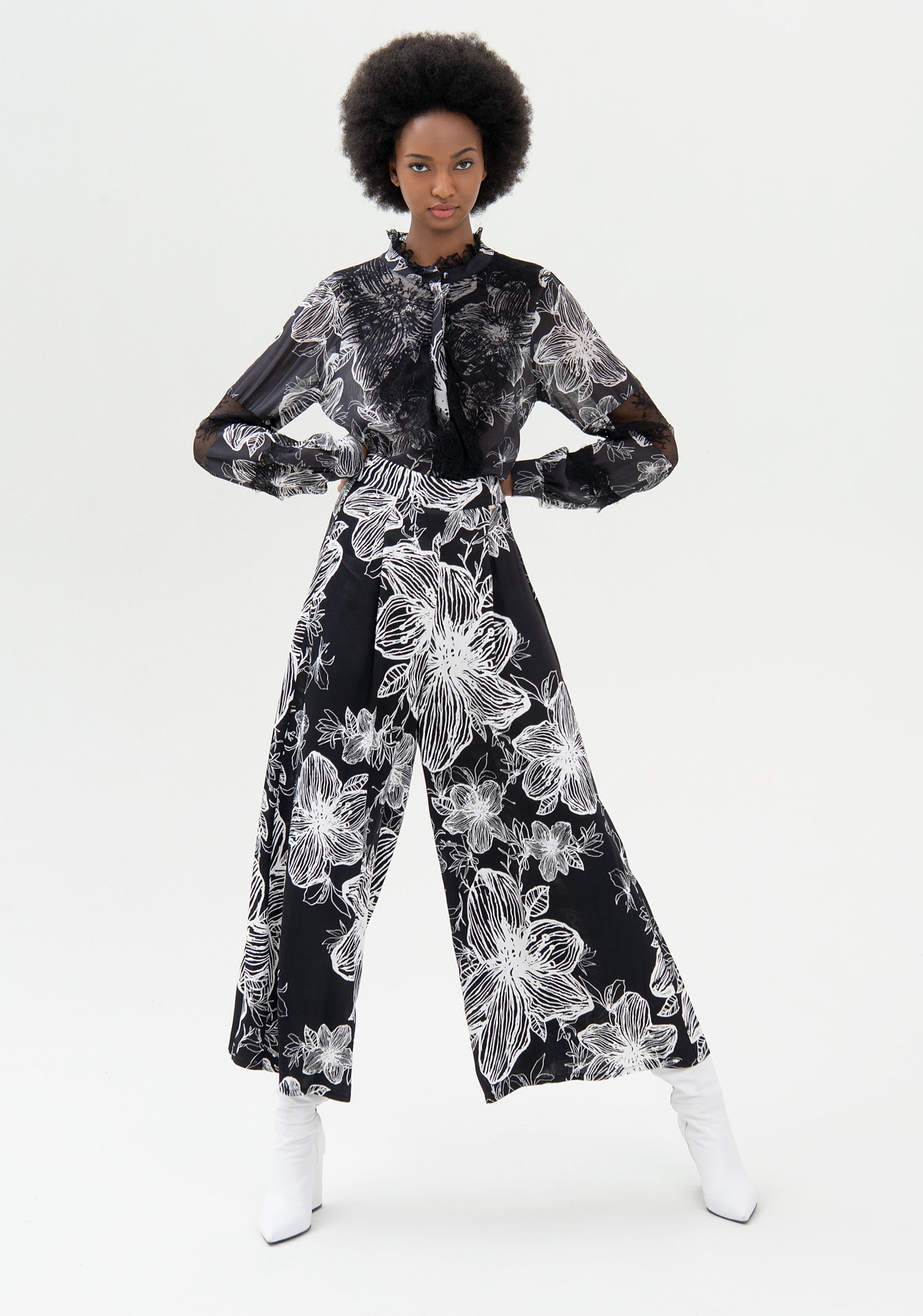 Pantalone culotte flare con fantasia floreale