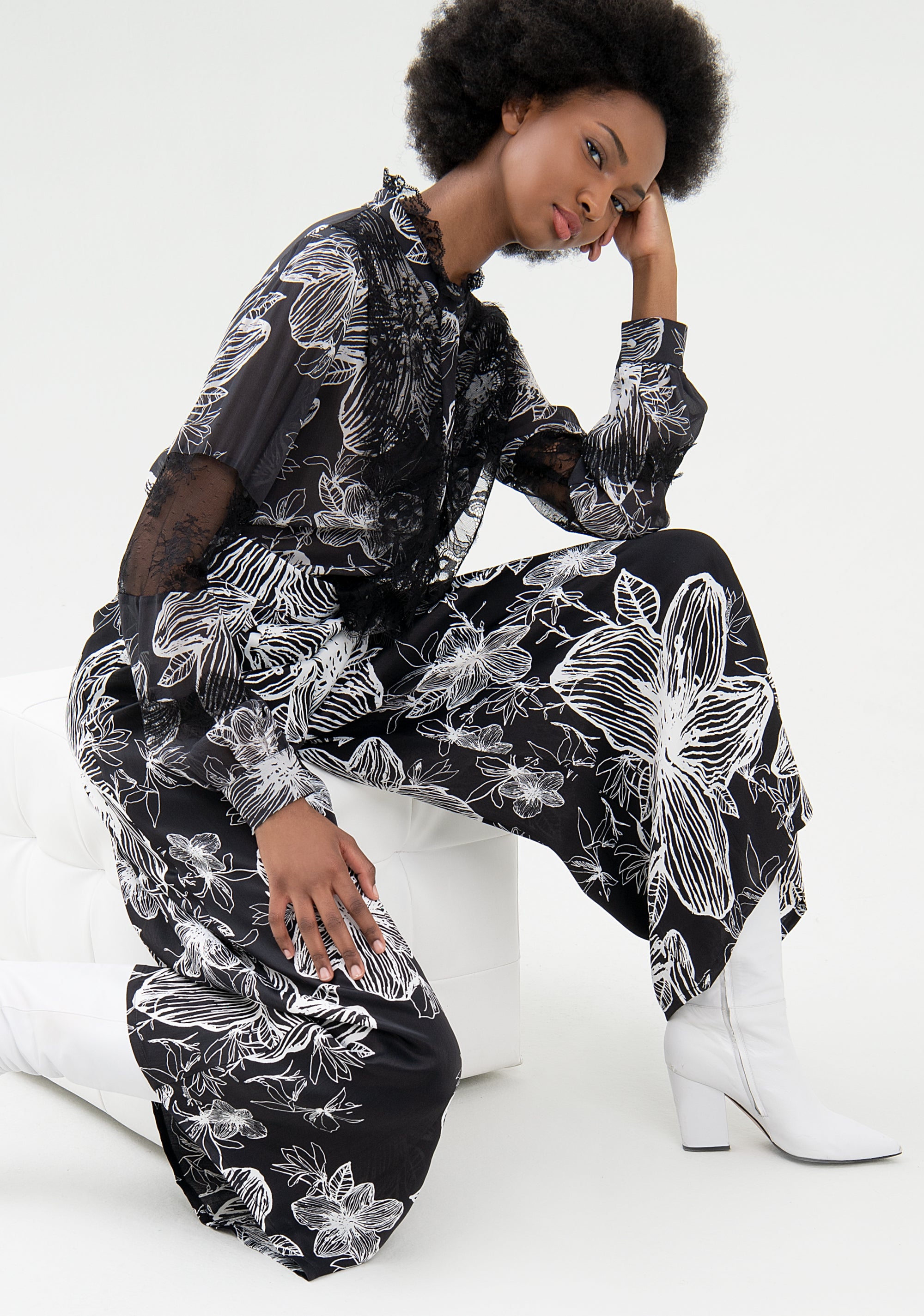 Pantalone culotte flare con fantasia floreale