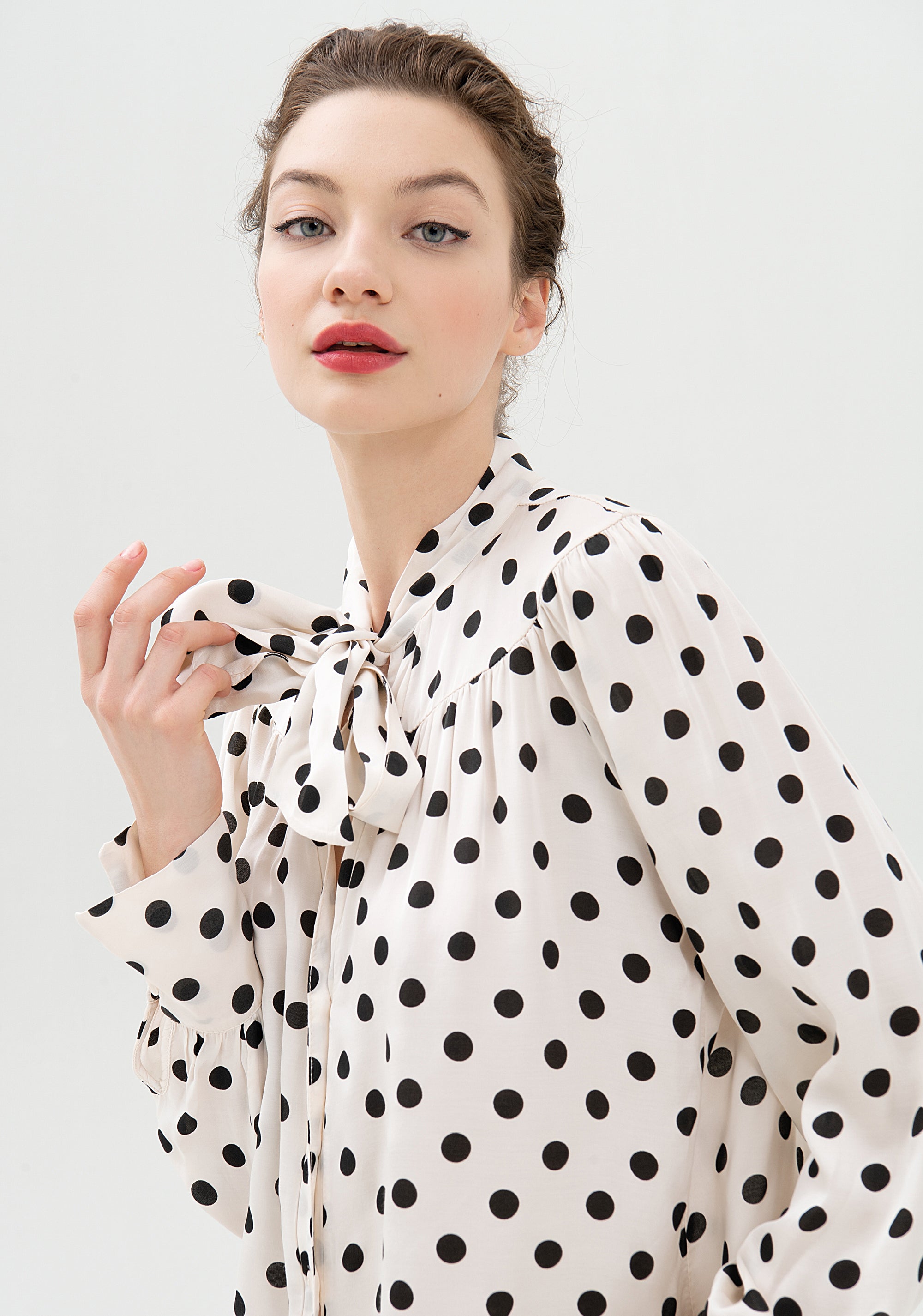 Blusa ampia con fantasia pois