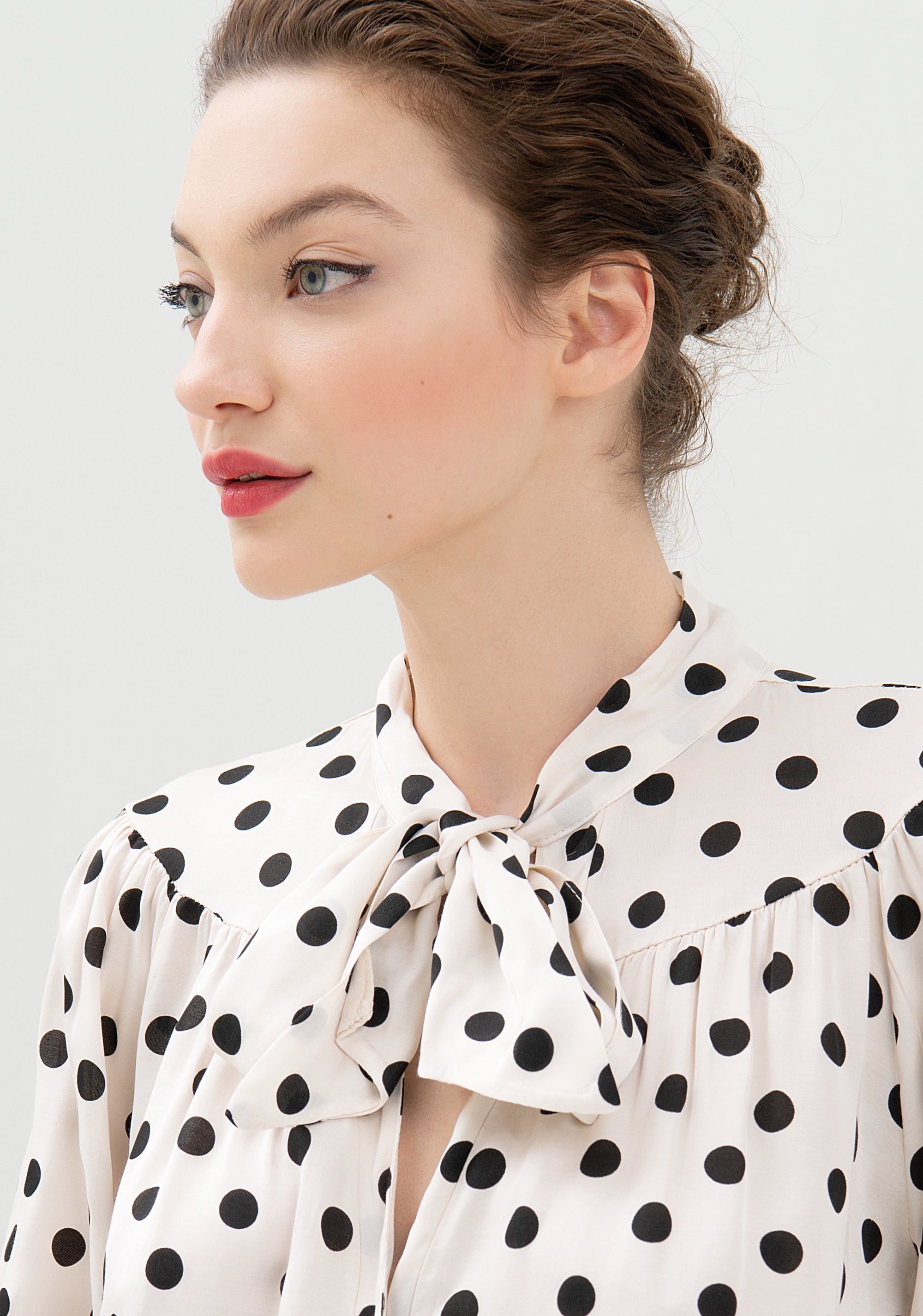 Blusa ampia con fantasia pois
