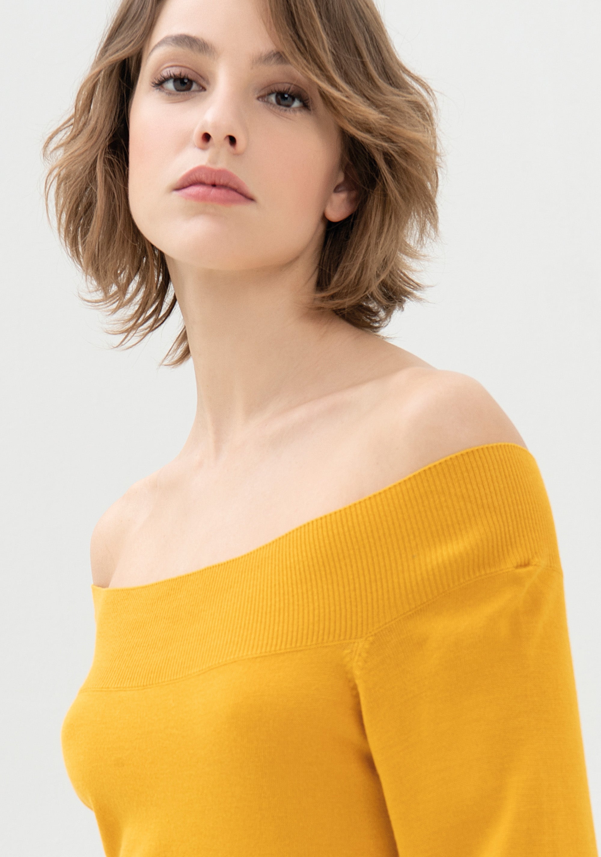 Maglia aderente con scollo Bardot