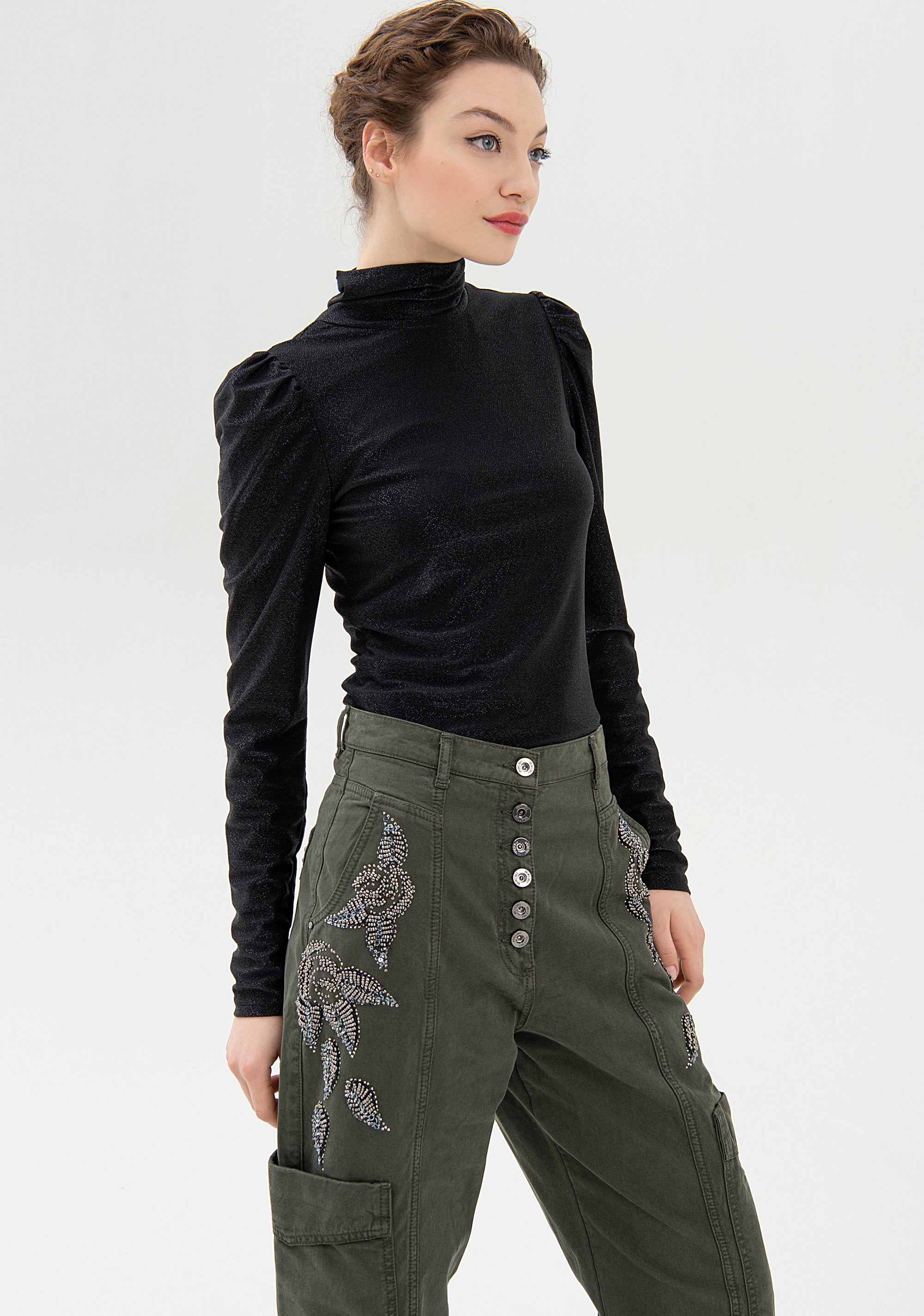 Pantalone carrot con tasconi laterali