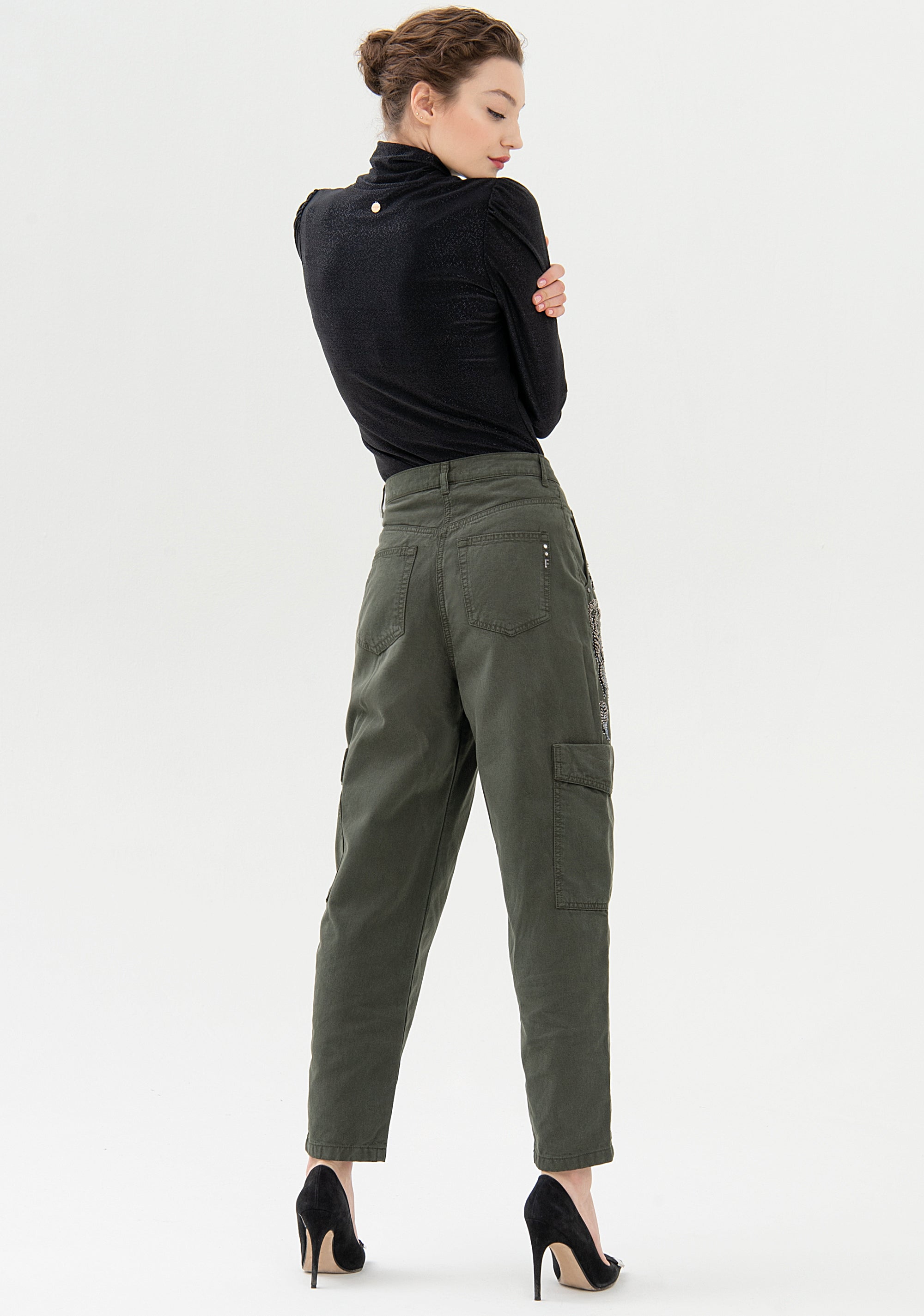 Pantalone carrot con tasconi laterali
