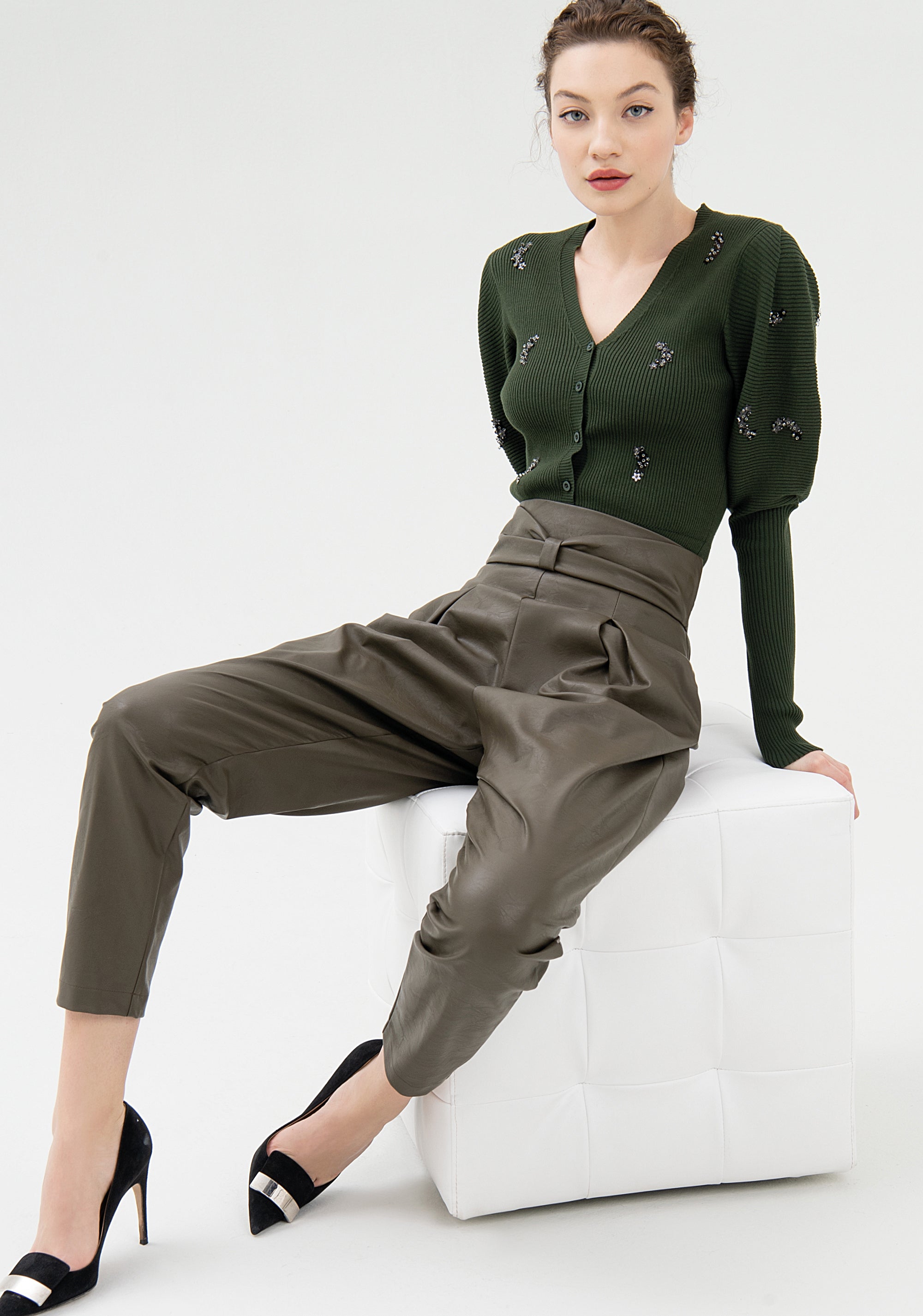 Pantalone carrot con pences
