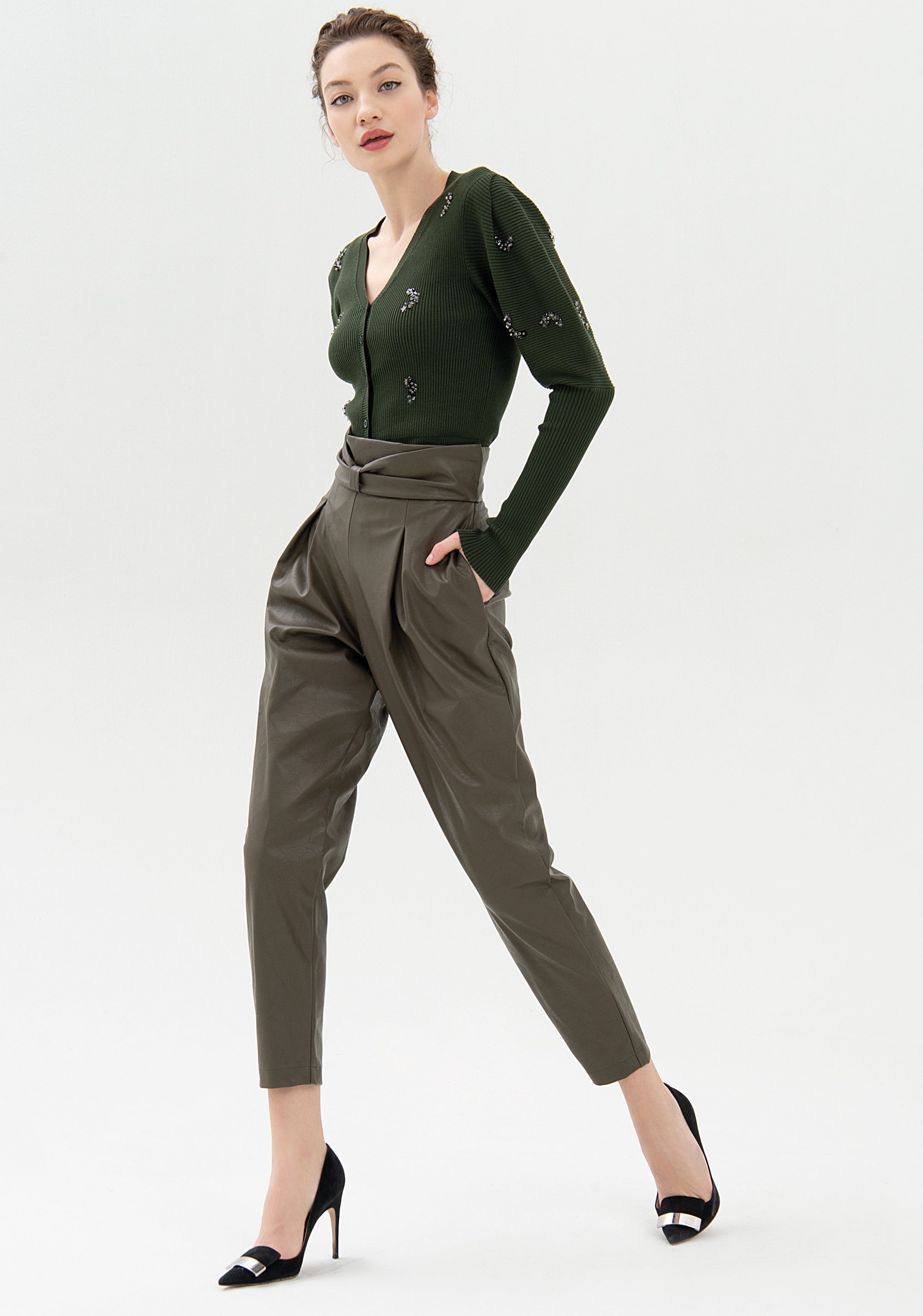 Pantalone carrot con pences
