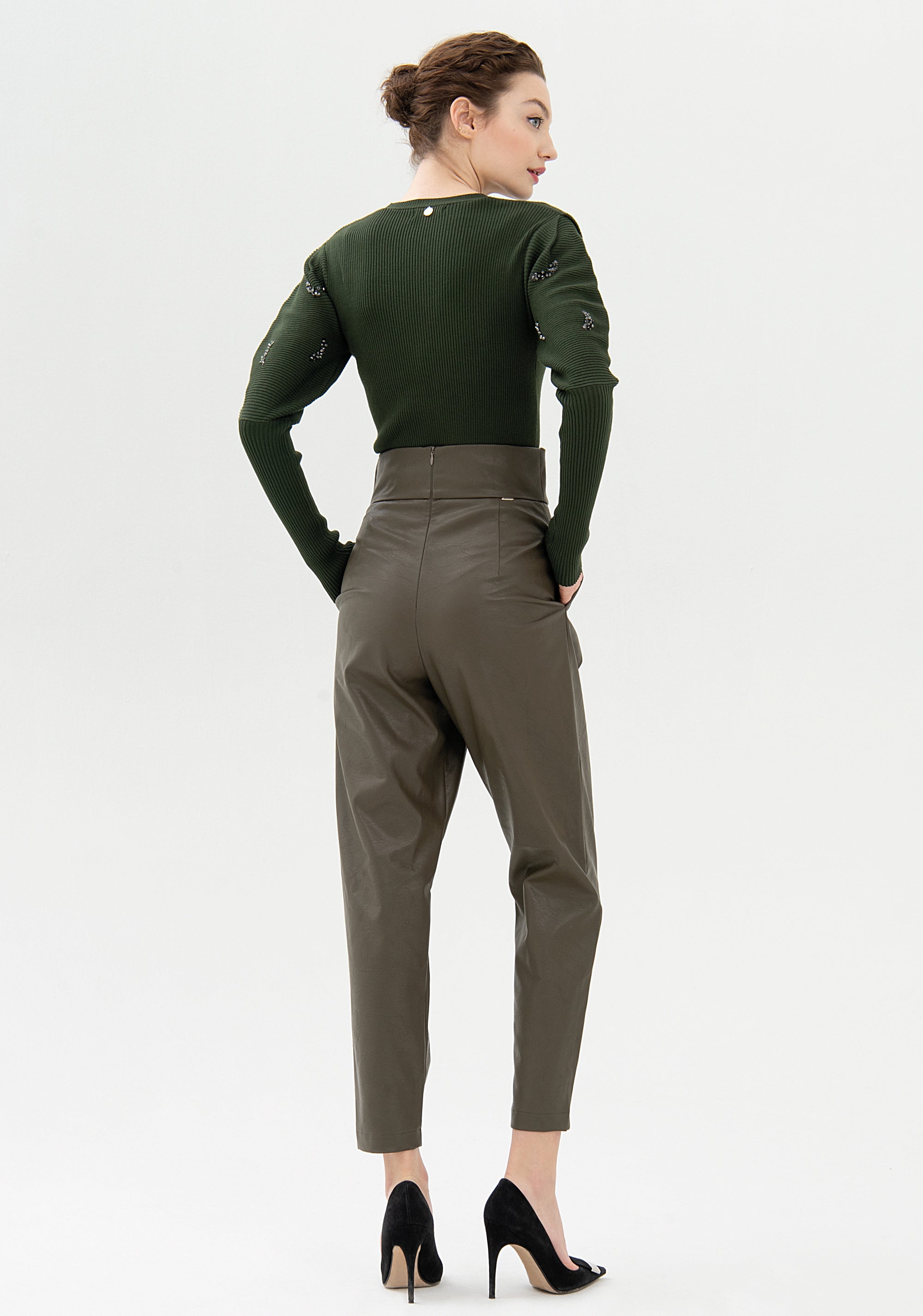 Pantalone carrot con pences