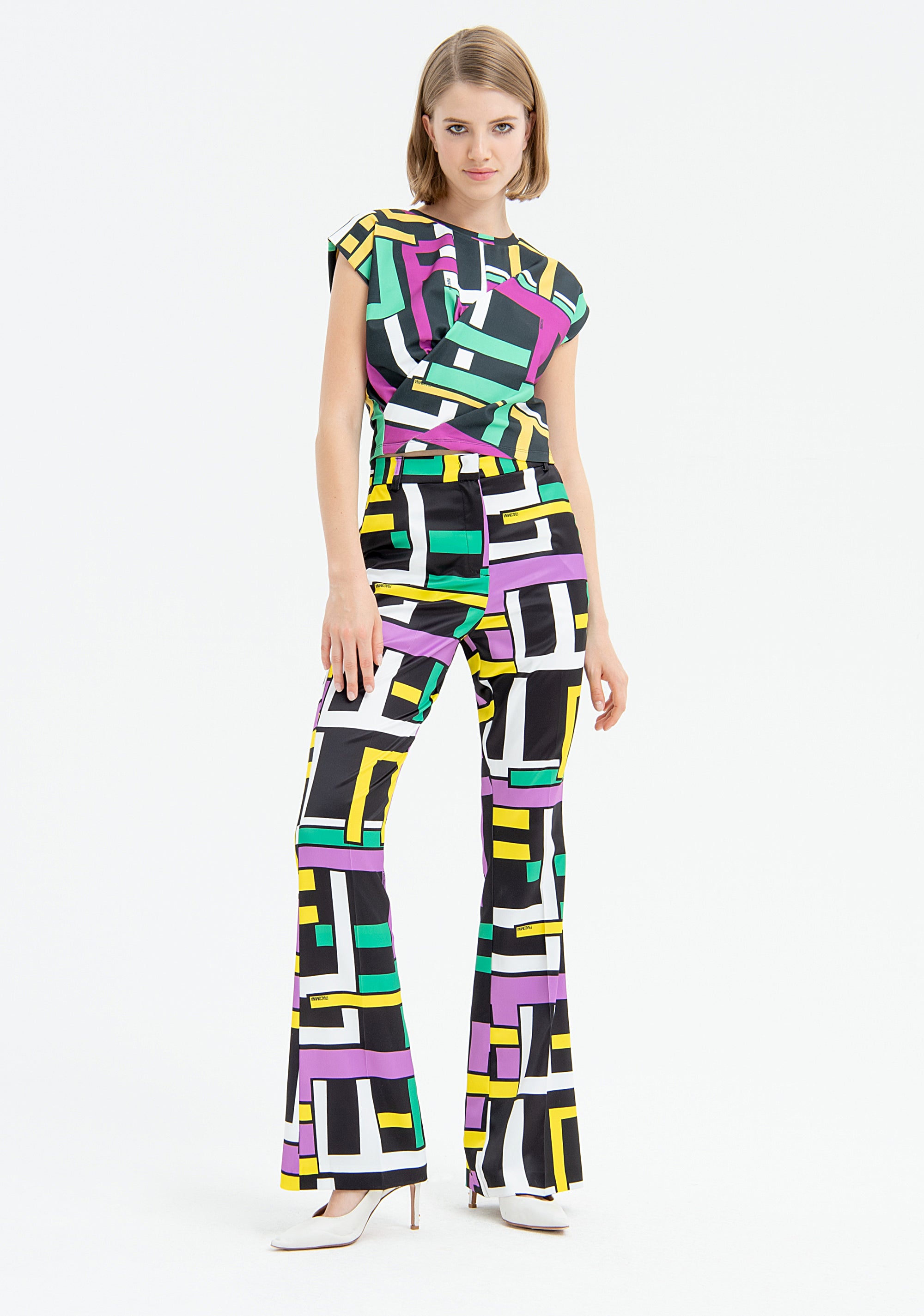 Pantalone bootcut in fantasia geometrica