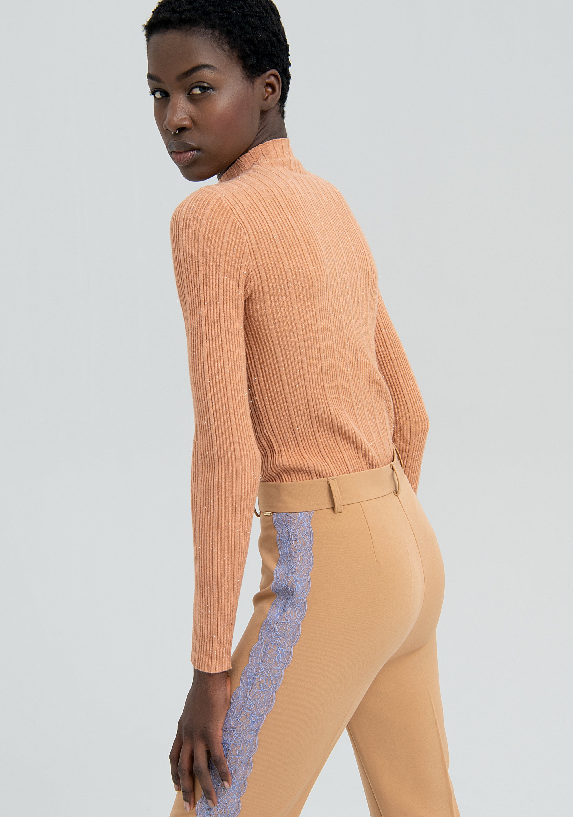 Pantalone regular con bande in pizzo