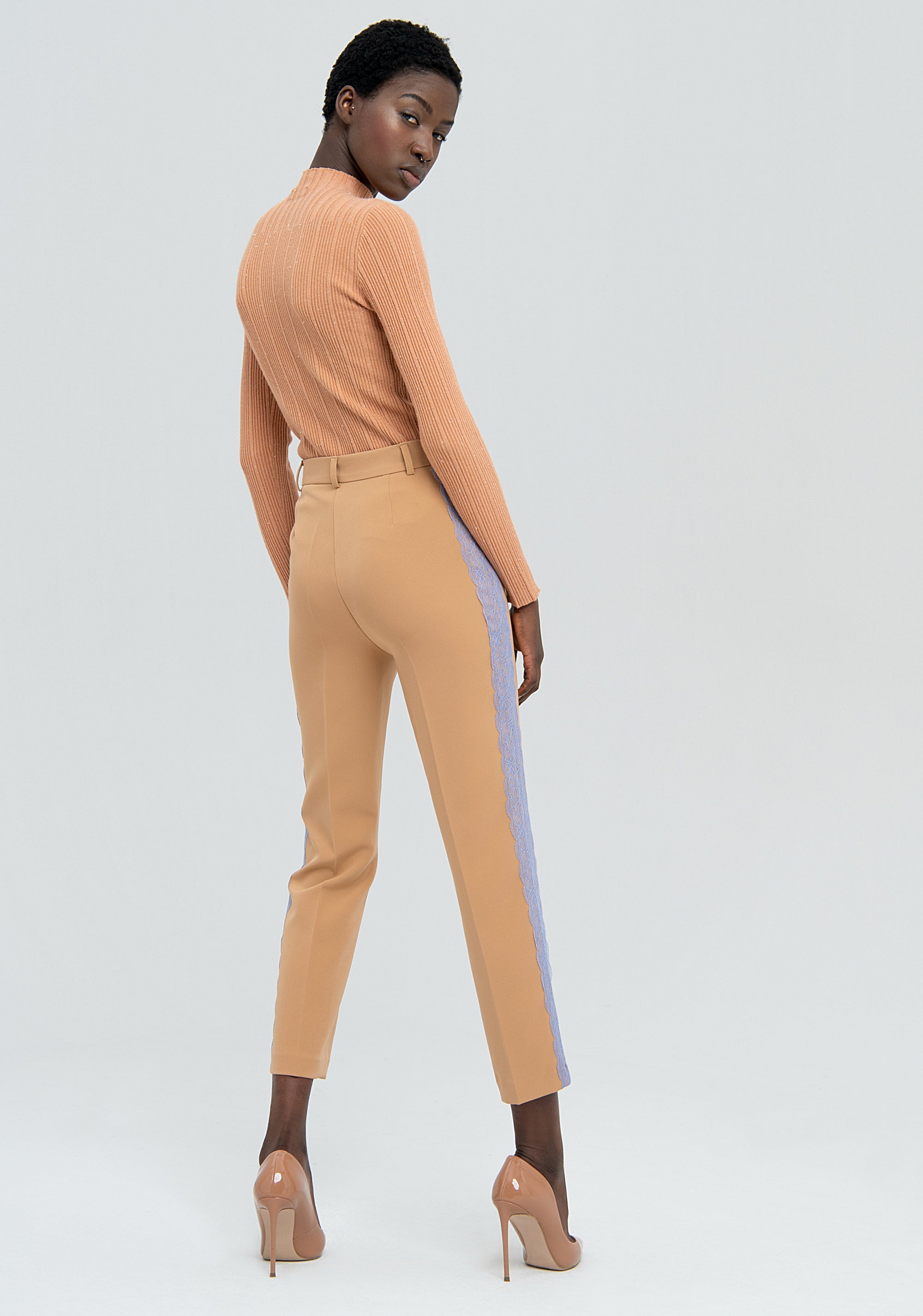 Pantalone regular con bande in pizzo