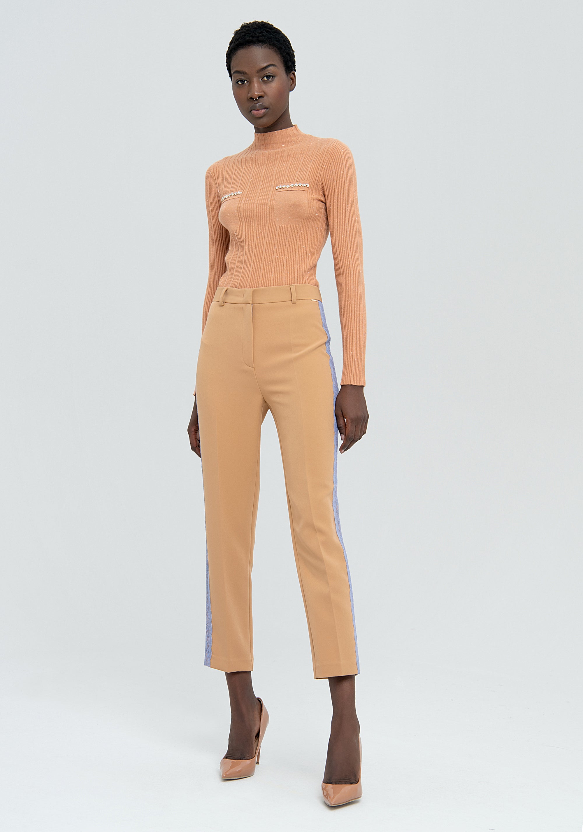Pantalone regular con bande in pizzo