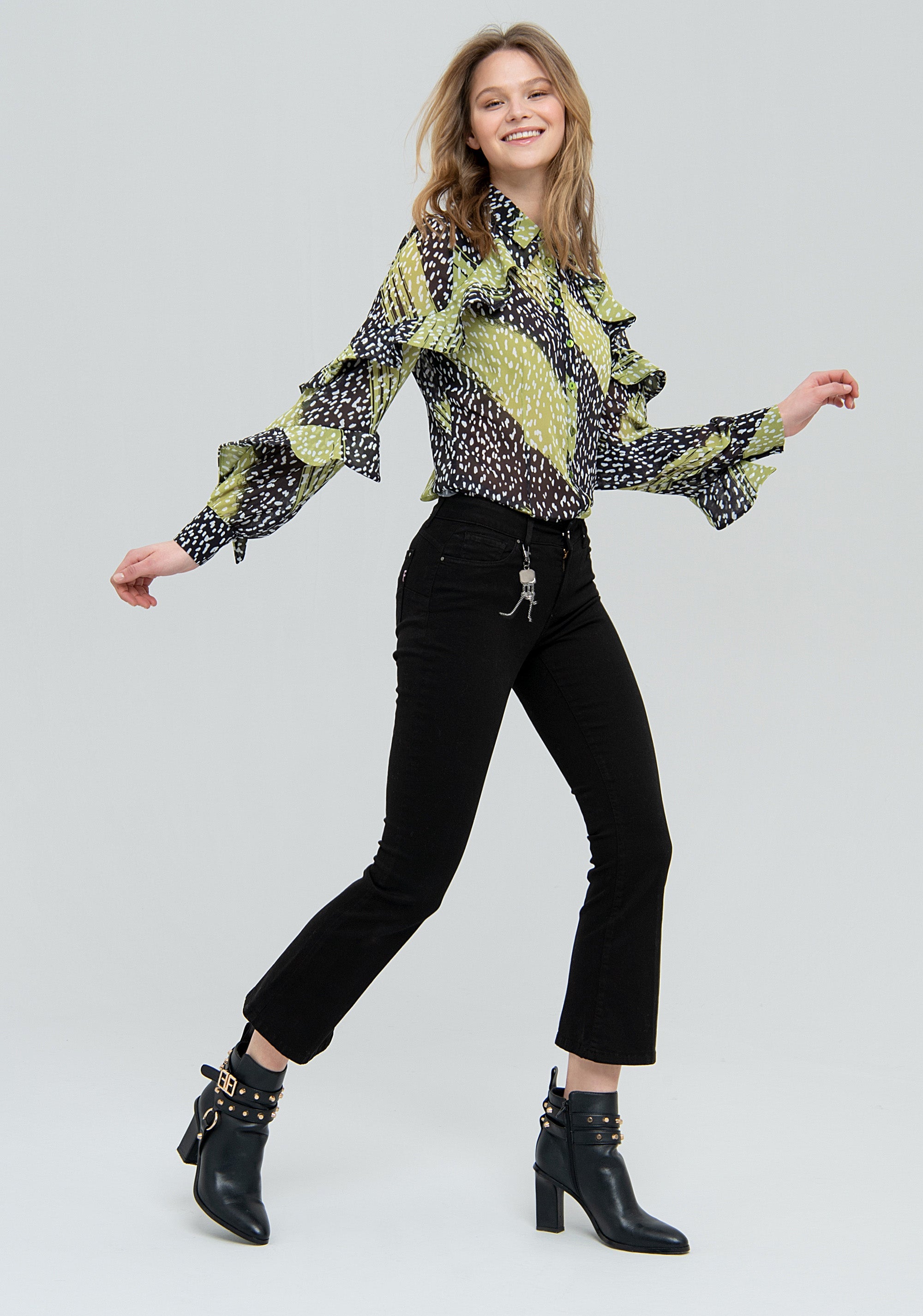 Pantalone bootcut cropped con portachiavi gioiello abbinato