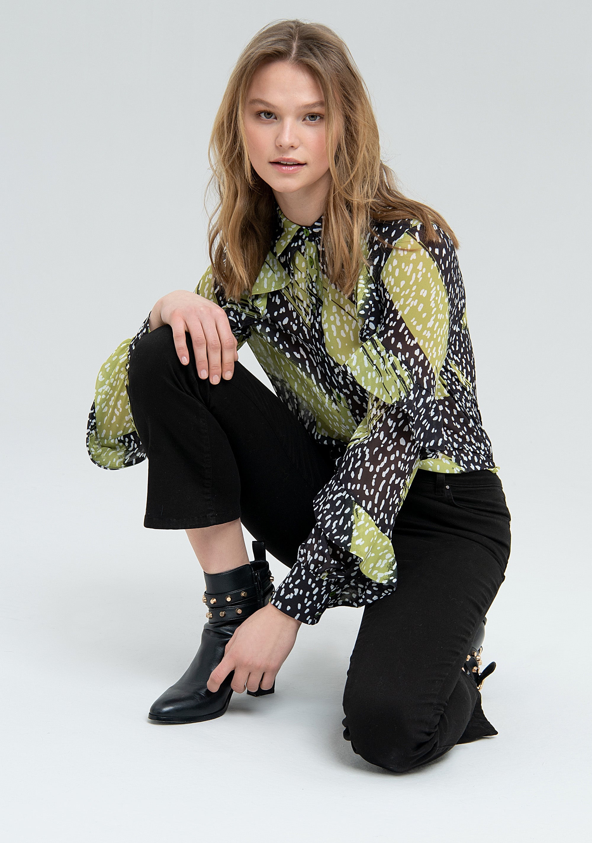 Pantalone bootcut cropped con portachiavi gioiello abbinato