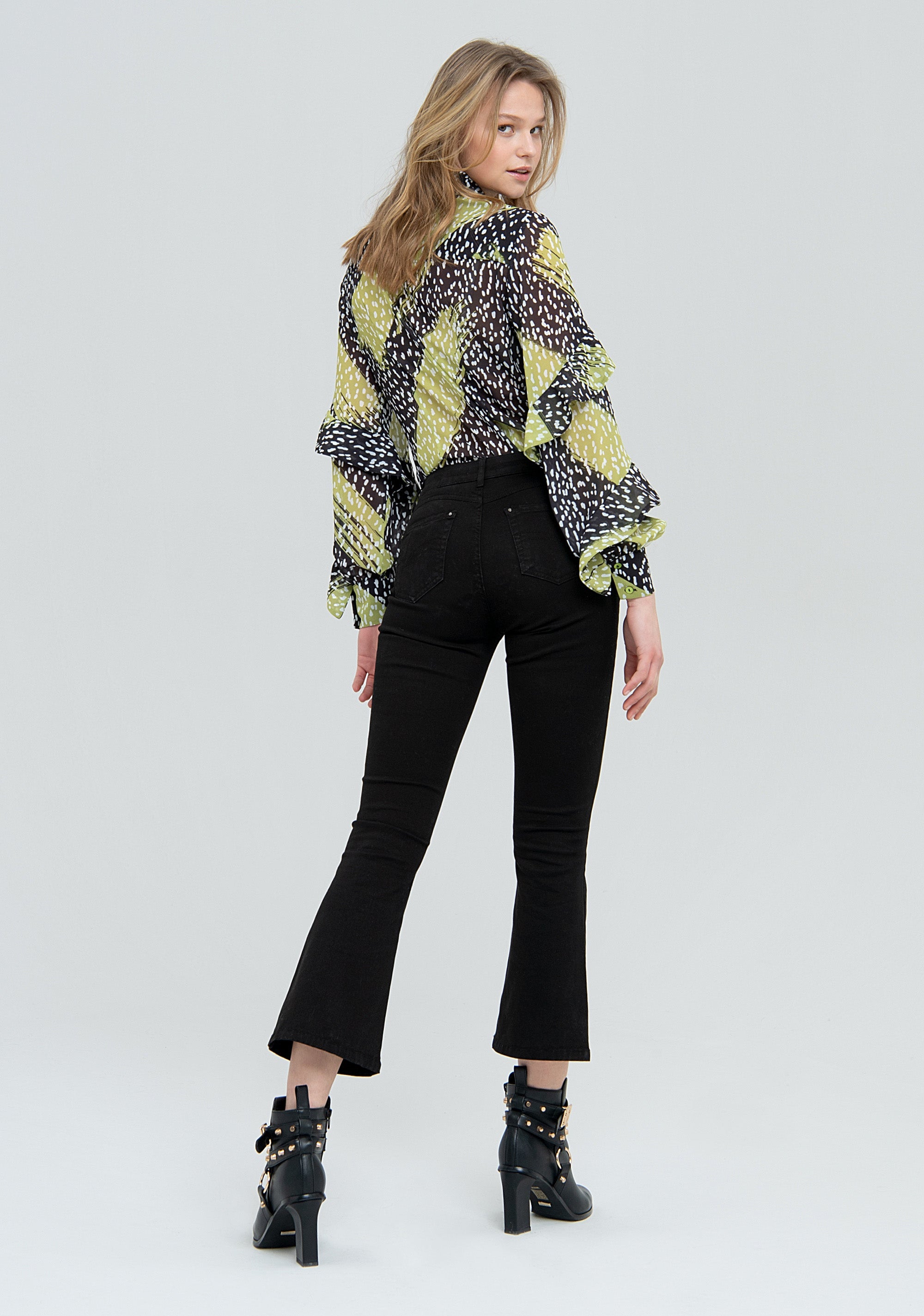 Pantalone bootcut cropped con portachiavi gioiello abbinato