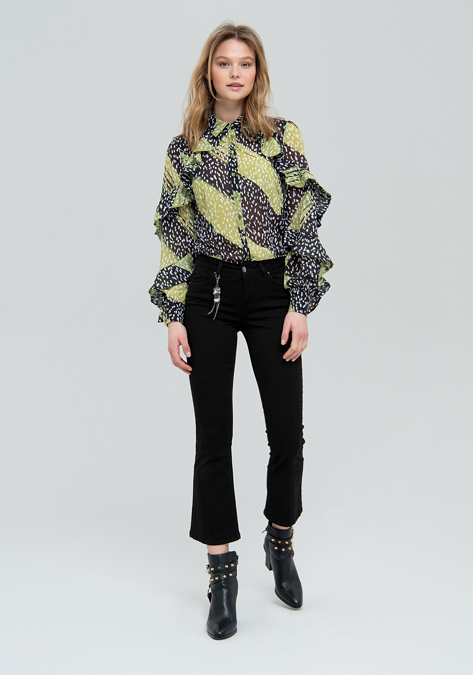 Pantalone bootcut cropped con portachiavi gioiello abbinato