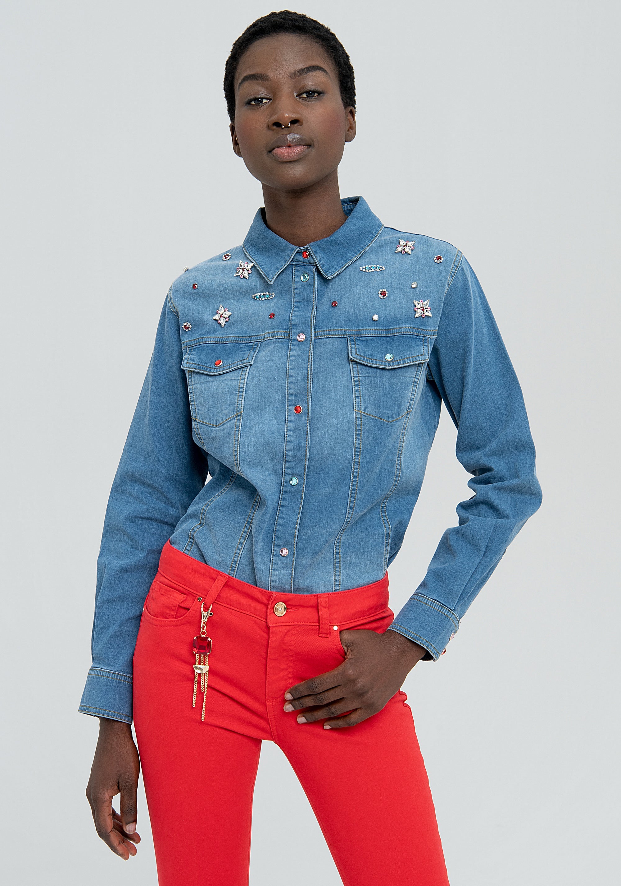 Pantalone bootcut cropped con portachiavi gioiello abbinato