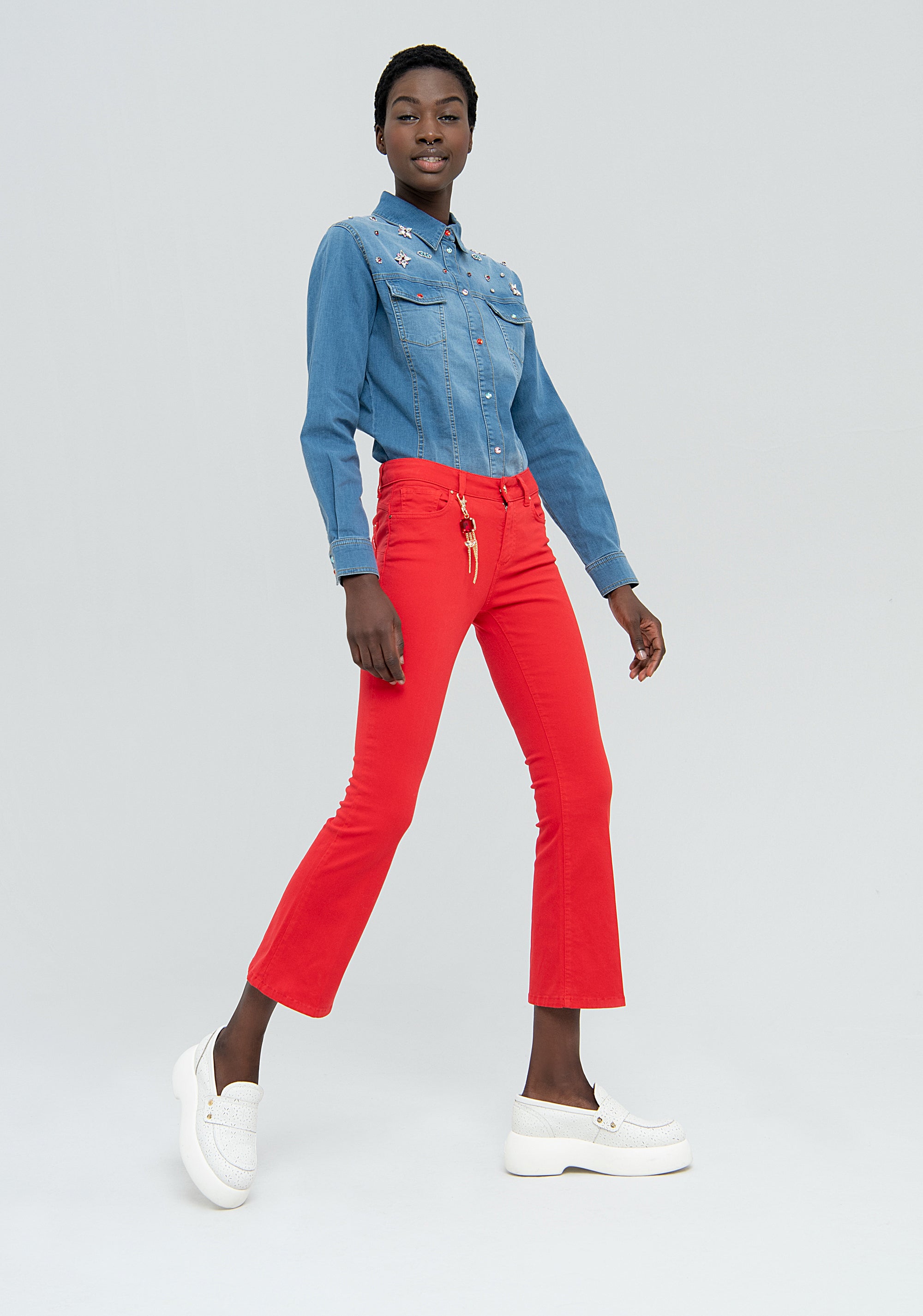 Pantalone bootcut cropped con portachiavi gioiello abbinato