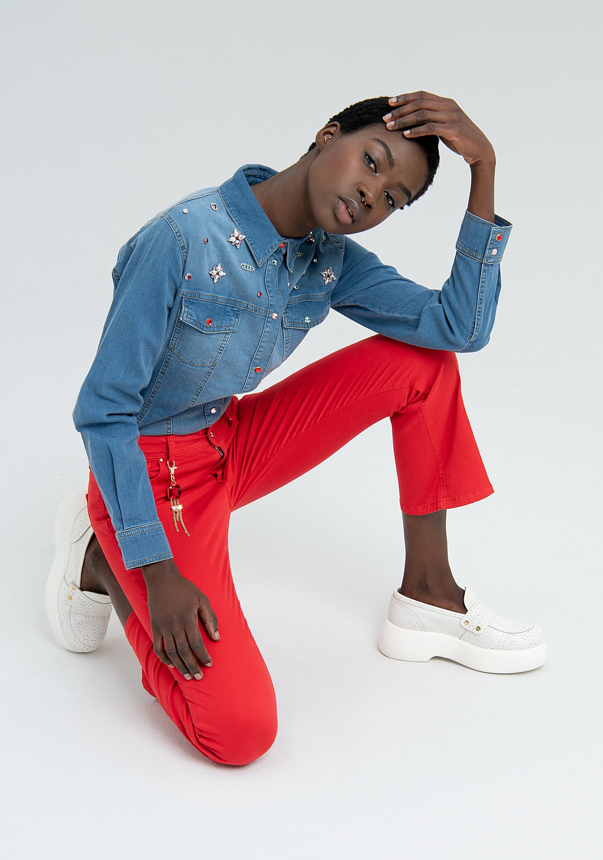 Pantalone bootcut cropped con portachiavi gioiello abbinato